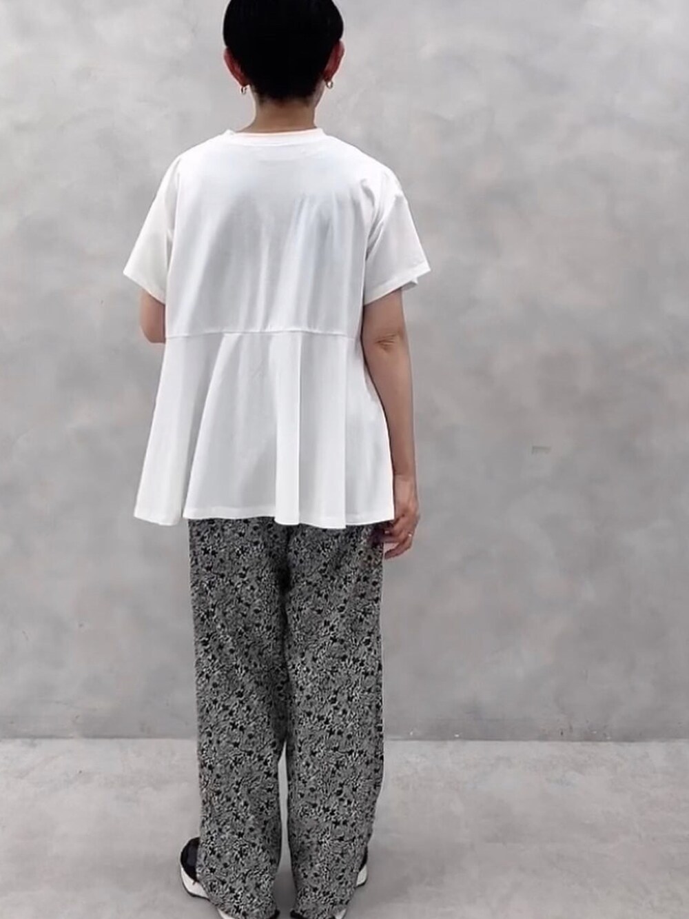 ホワイト系のTシャツ/カットソー、ブラック系のその他パンツ、その他のその他を着用したレディースの夏コーディネートの3枚目の写真