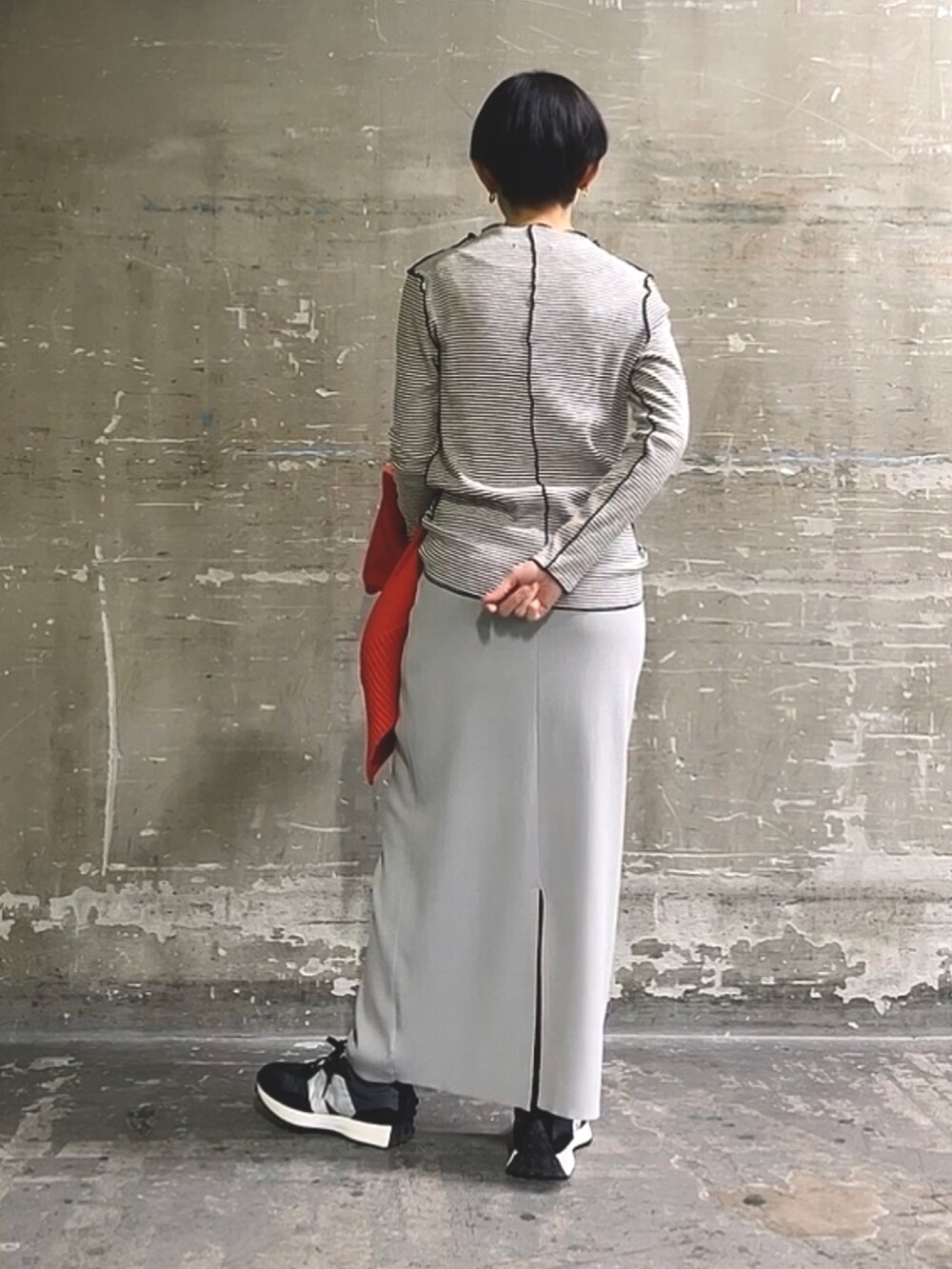 「シンプルスタイル、ボーダー、スカートスタイル、カーディガン、インナー、pualcecin、おしゃれさんと繋がりたい、いいね、save、フォローお願いします🤑、カジュアルコーデ、大人カジュアル、赤、２ＷＡＹ、高身長女子、スニーカーコーデ」｜「PUAL CE CINのプチハイネック　テレコ染め分けボーダーアソートロンT（Tシャツ/カットソー、ブラック系）」を使った、はせきよさん（骨格ナチュラル・レディース・160cm）の冬コーディネートの3枚目の写真