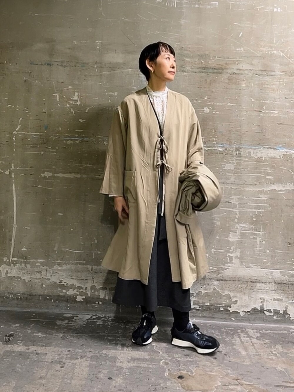 「私の推しブランド、pualcecin、おしゃれさんと繋がりたい、いいね、save、フォローお願いします🤑、春アウター、3way、ワンピース、レースブラウス、ショートヘア、きれいめカジュアル、大人コーデ、高身長女子、休日スタイル」｜「PUAL CE CINの【Du noir】ライナーワンピース付き／マルチウェイコート（ノーカラーコート、ベージュ系）」を使った、はせきよさん（骨格ナチュラル・レディース・160cm）の冬コーディネートの4枚目の写真