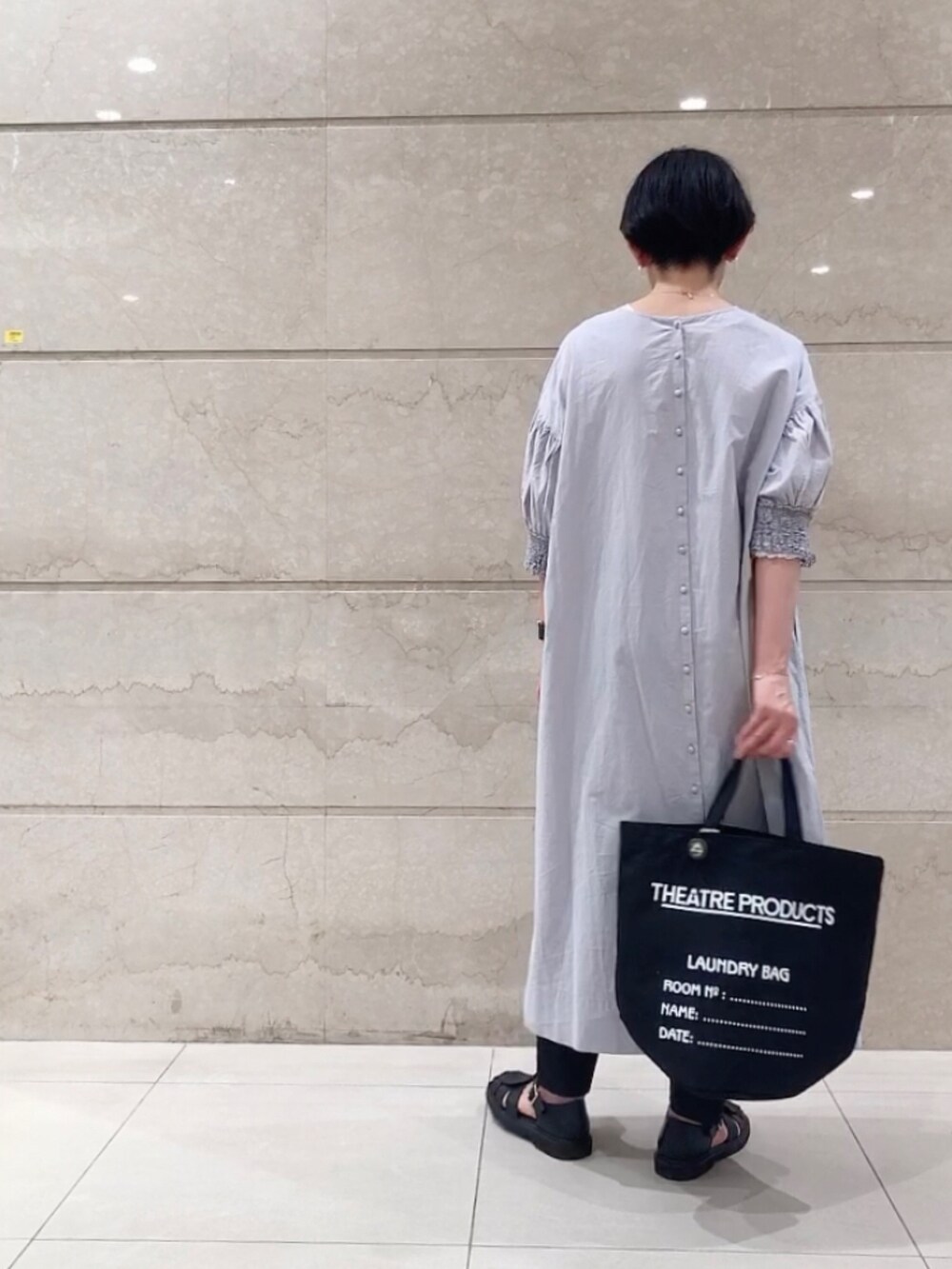 ブルー系のワンピース、ブラック系のトートバッグ、ブラック系のその他パンツを着用したレディースの春コーディネートの3枚目の写真