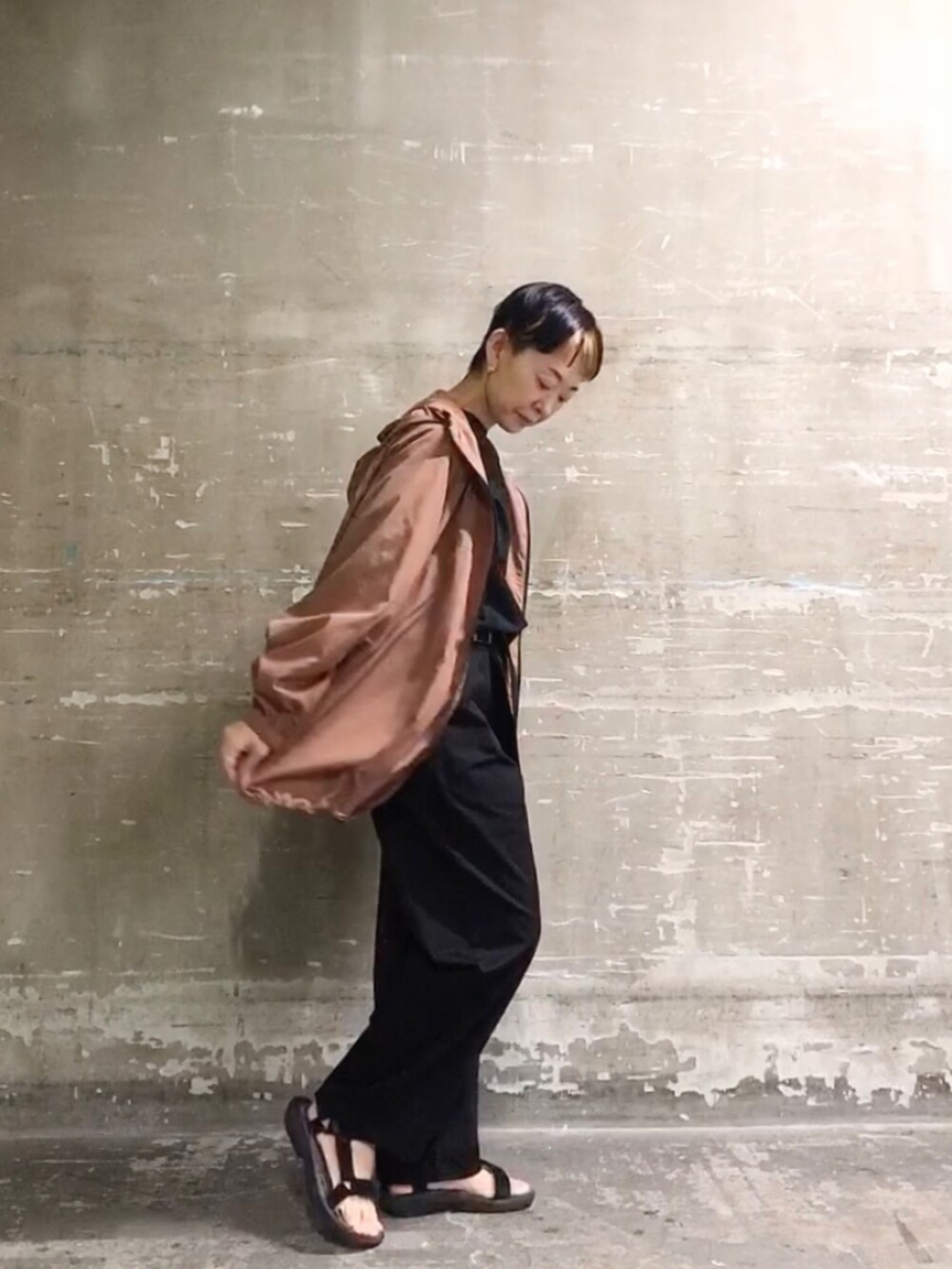ブラック系のシャツ/ブラウス、ブラック系のチノパンツ、その他のジャケット/アウターを着用したレディースの秋コーディネートの2枚目の写真