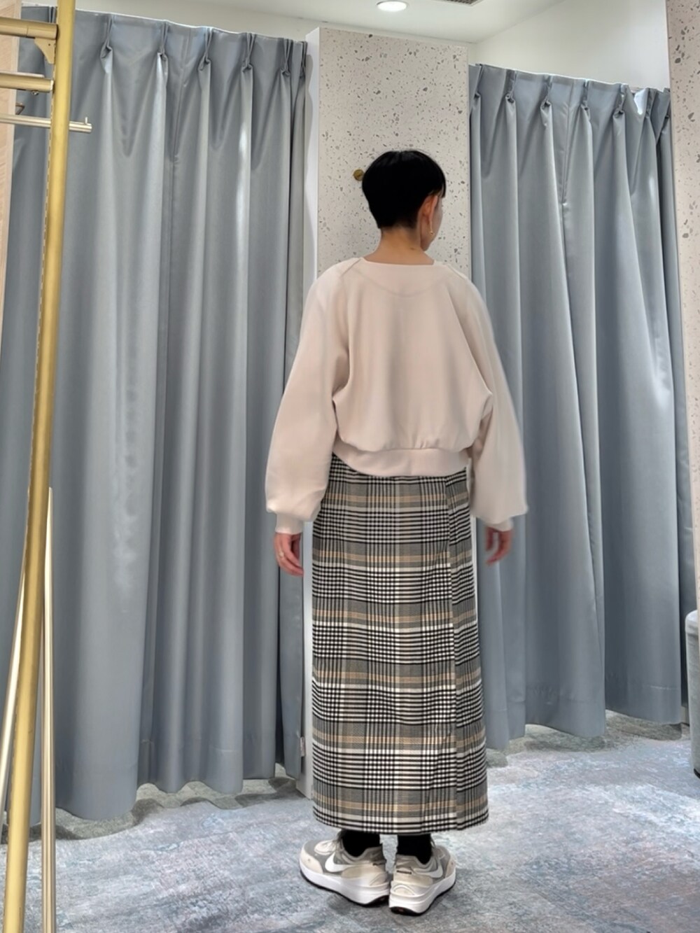 ホワイト系のブルゾン、その他のスカートを着用したレディースの秋コーディネートの3枚目の写真