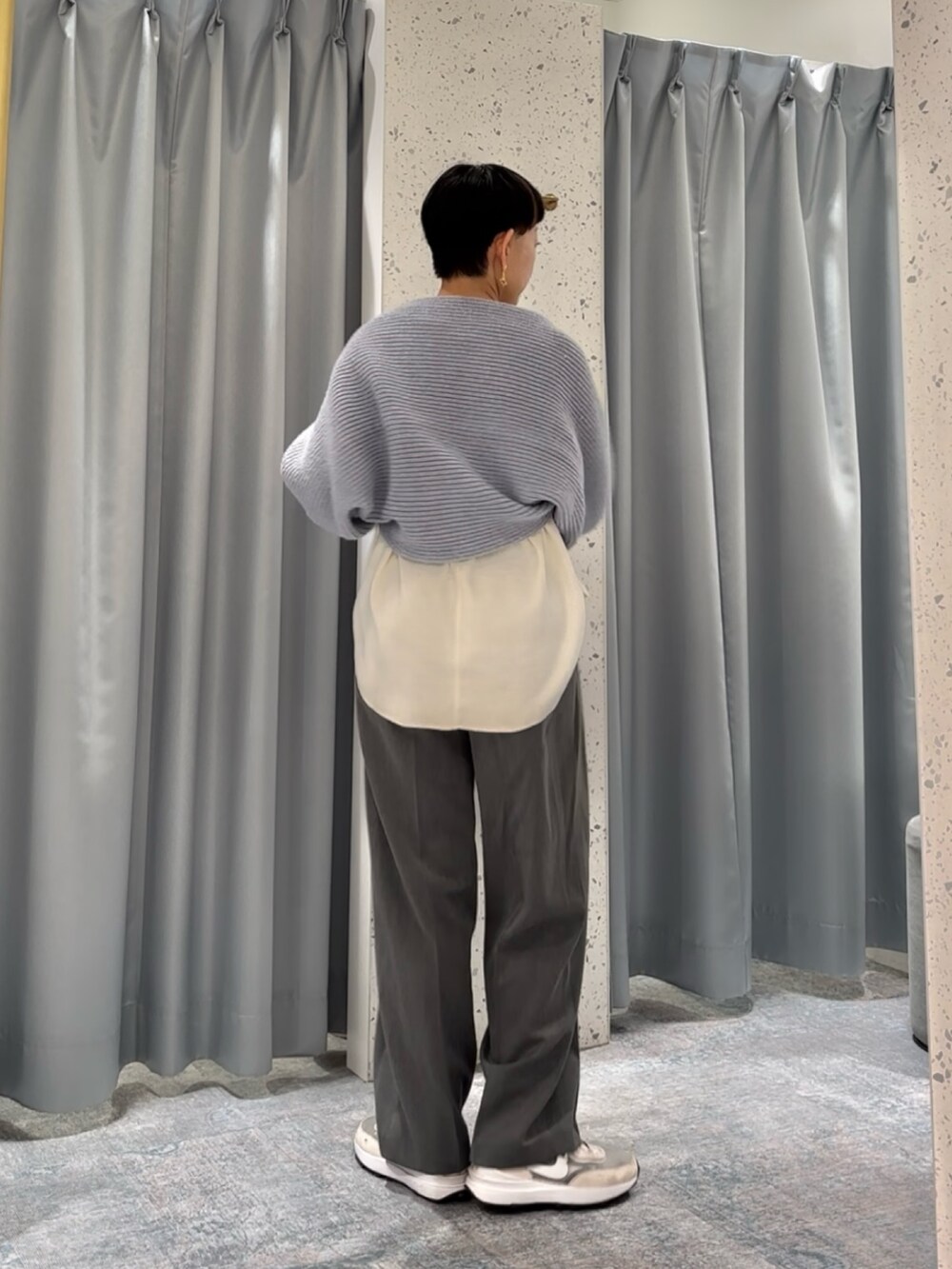 ホワイト系のニット/セーター、グレー系のその他パンツ、ブルー系のカーディガン/ボレロを着用したレディースの秋コーディネートの2枚目の写真