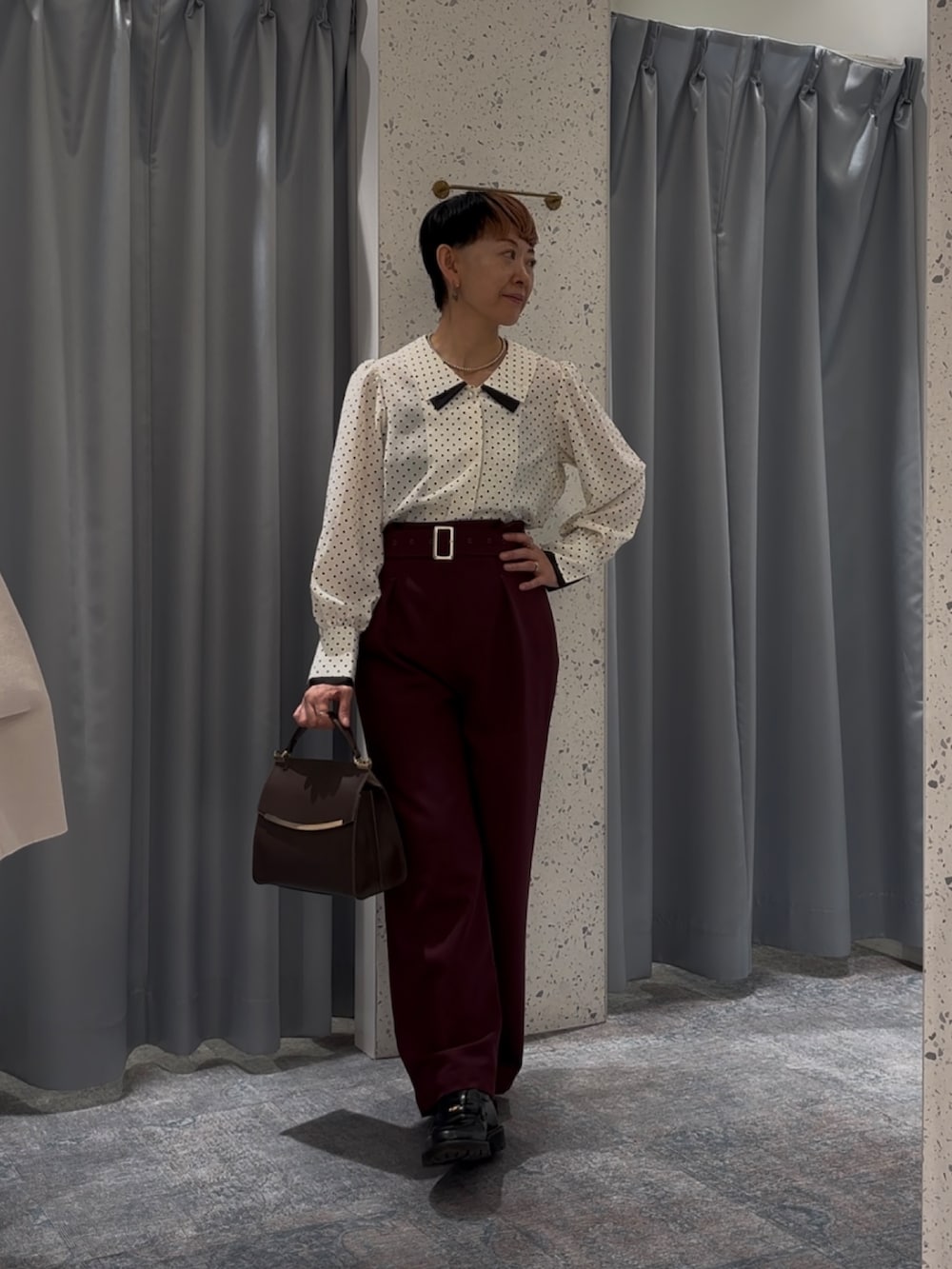 その他のシャツ/ブラウス、イエロー系のその他アウター、レッド系のその他パンツを着用したレディースの秋コーディネートの3枚目の写真