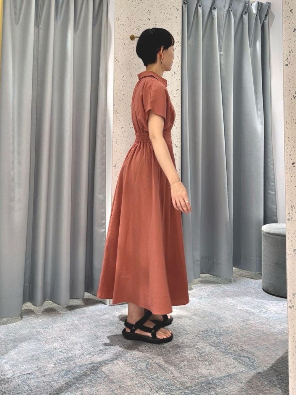 ピンク系のワンピース、ブラック系のシューズを着用したレディースの春コーディネートの2枚目の写真