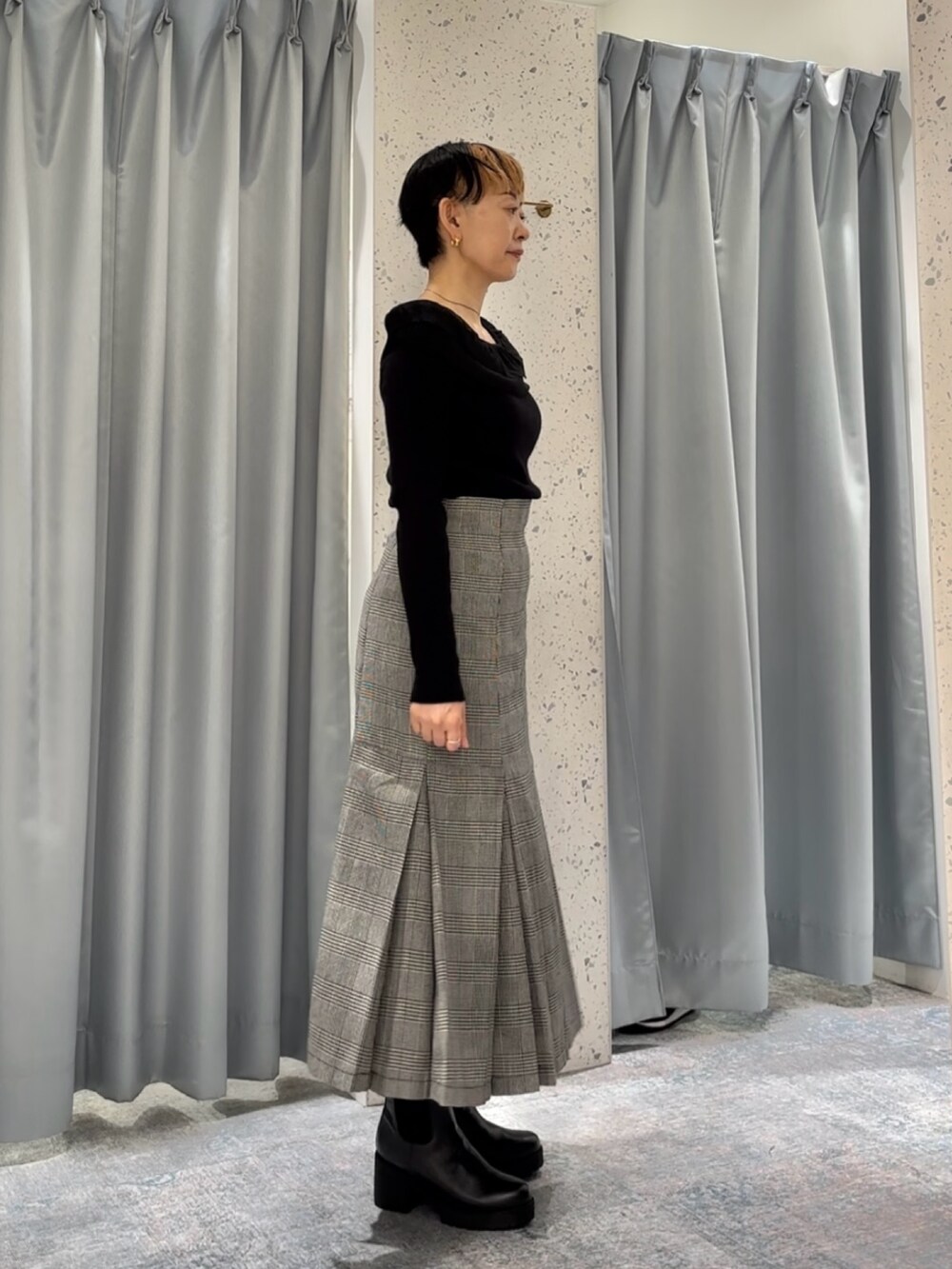 その他のスカート、ブラック系のニット/セーター、ブラック系のブーツを着用したレディースの秋コーディネートの3枚目の写真