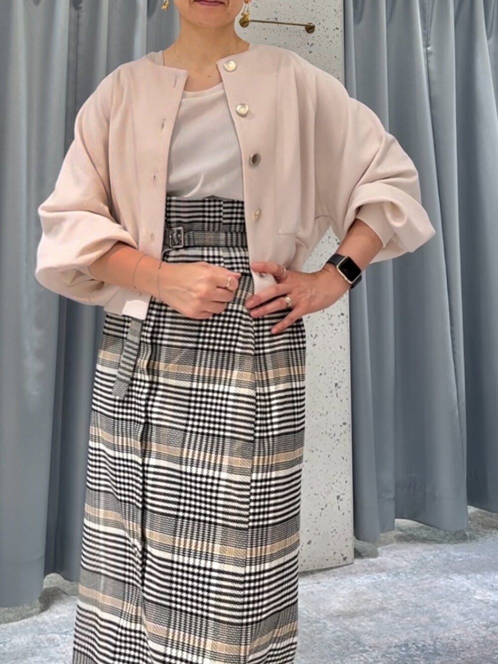 ホワイト系のブルゾン、その他のスカートを着用したレディースの秋コーディネートの4枚目の写真