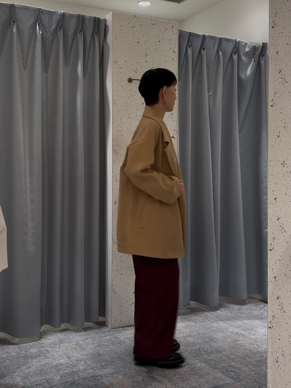 その他のシャツ/ブラウス、イエロー系のその他アウター、レッド系のその他パンツを着用したレディースの秋コーディネートの2枚目の写真