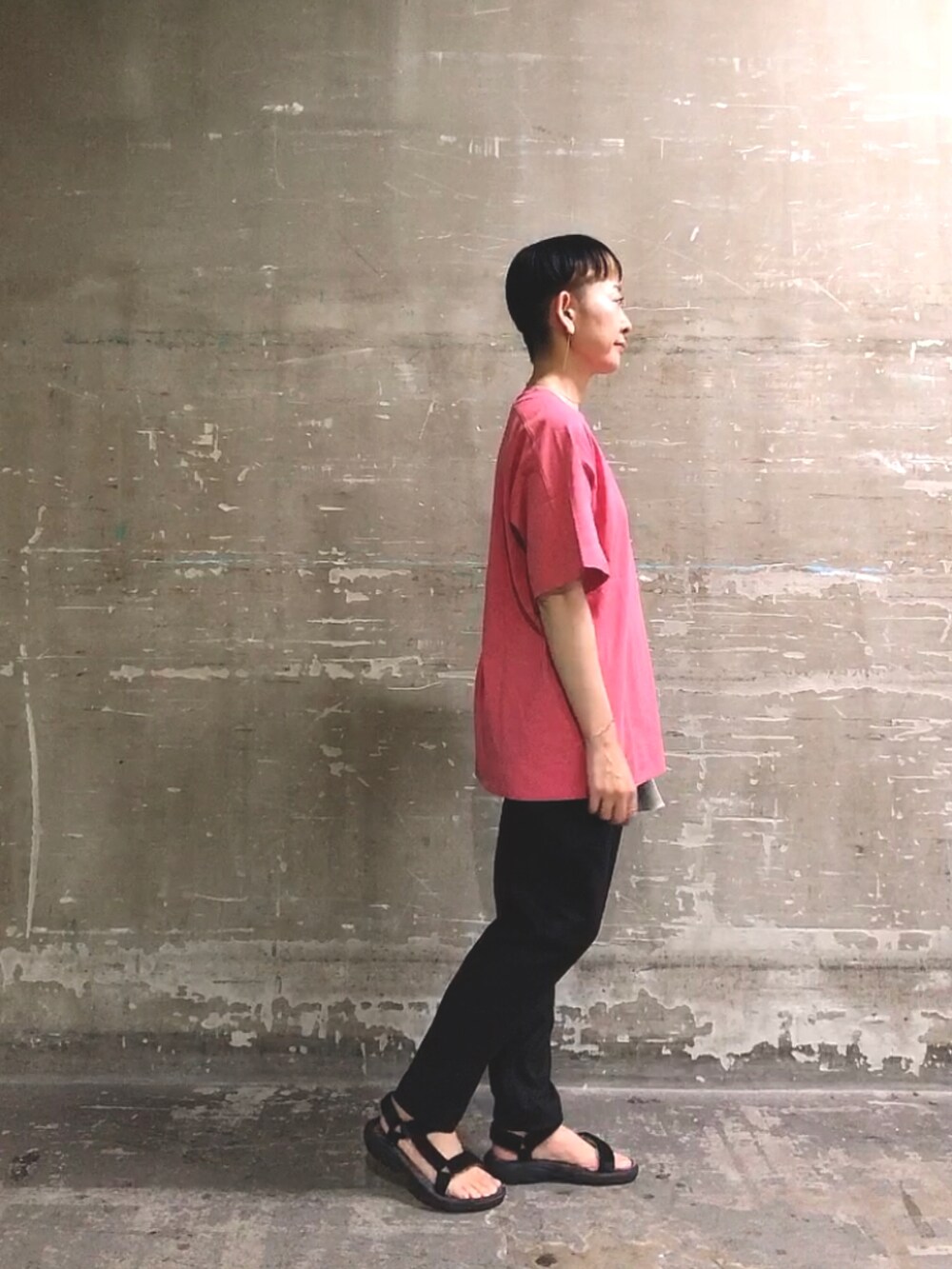 ピンク系のTシャツ/カットソー、ブルー系のショルダーバッグ、イエロー系のその他パンツを着用したレディースの夏コーディネートの3枚目の写真