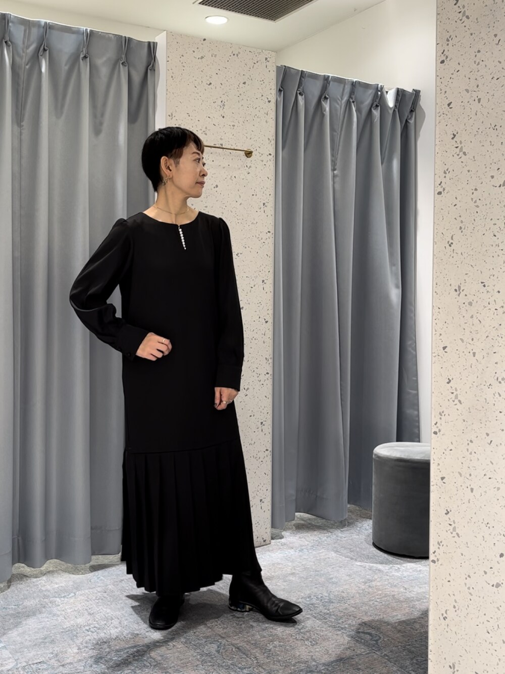 「ワンピース、ワンピーススタイル、骨格ナチュラル、40代ファッション、ショートヘア、ブラック、ブラックコーデ、natural couture、冬のコーデ、結婚式、結婚式二次会スタイル、ブルベ冬コーデ」｜「natural coutureのosonoパール取外し裾プリーツワンピース（ワンピース、ブラック系）」を使った、はせきよさん（骨格ナチュラル・レディース・160cm）の冬コーディネートの2枚目の写真