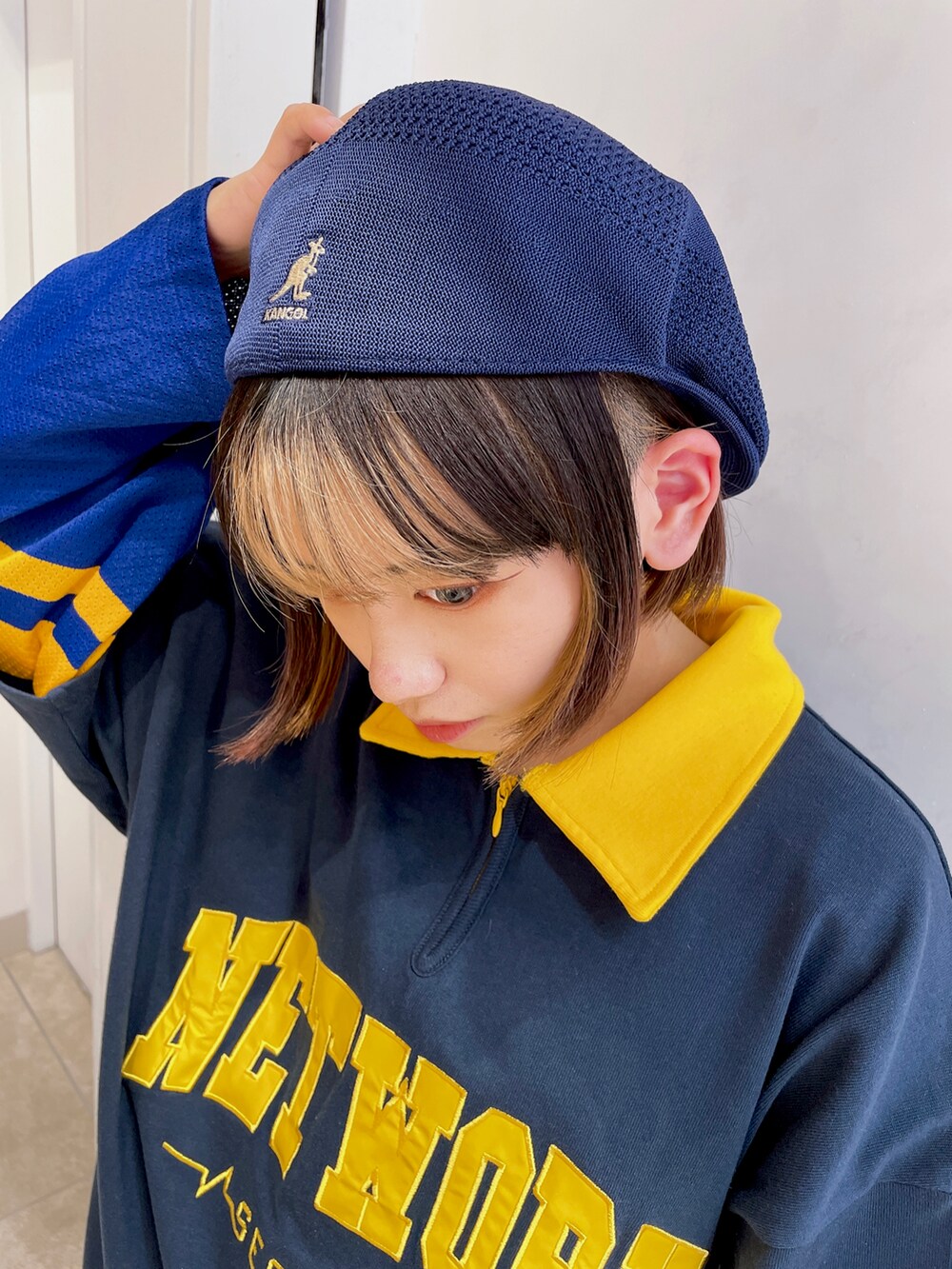 「ストリートファッション、ストリートコーデ、ストリート女子、メンズライク、メンズライク女子、ユニセックス、カラーコーデ、スニーカーコーデ、レイヤードコーデ、レイヤードスタイル、スノーパンツ、カーゴパンツ、ハーフジップ、ハンチング帽、KANGOL」｜「KANGOLの【KANGOL】Tropic 504（ハンチング/ベレー帽、ブルー系）」を使った、もよさん（レディース・158cm）の春コーディネートの5枚目の写真