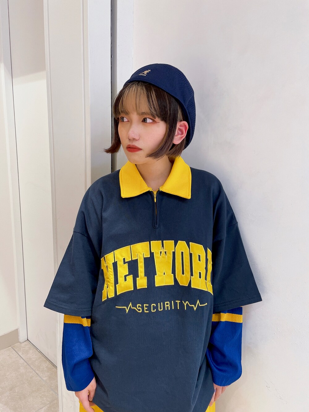 「ストリートファッション、ストリートコーデ、ストリート女子、メンズライク、メンズライク女子、ユニセックス、カラーコーデ、スニーカーコーデ、レイヤードコーデ、レイヤードスタイル、スノーパンツ、カーゴパンツ、ハーフジップ、ハンチング帽、KANGOL」｜「KANGOLの【KANGOL】Tropic 504（ハンチング/ベレー帽、ブルー系）」を使った、もよさん（レディース・158cm）の春コーディネートの3枚目の写真