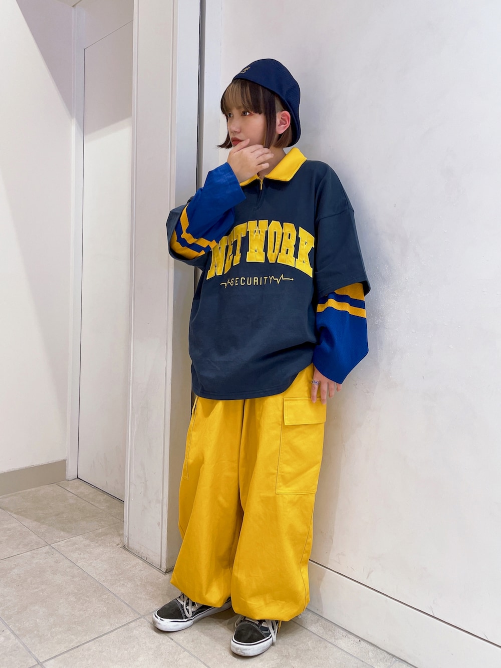 「ストリートファッション、ストリートコーデ、ストリート女子、メンズライク、メンズライク女子、ユニセックス、カラーコーデ、スニーカーコーデ、レイヤードコーデ、レイヤードスタイル、スノーパンツ、カーゴパンツ、ハーフジップ、ハンチング帽、KANGOL」｜「KANGOLの【KANGOL】Tropic 504（ハンチング/ベレー帽、ブルー系）」を使った、もよさん（レディース・158cm）の春コーディネートの2枚目の写真