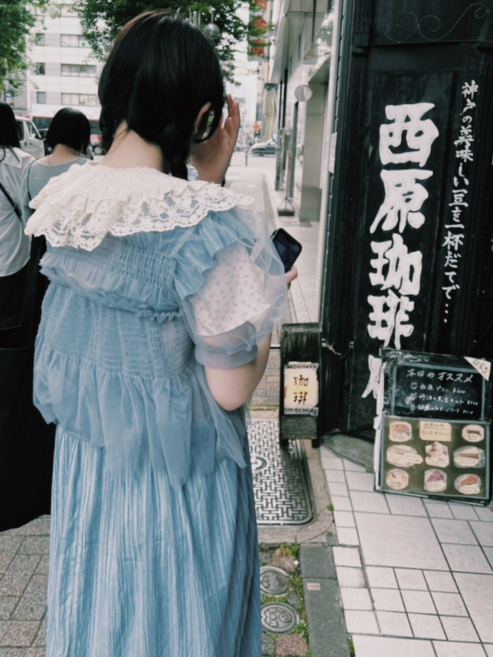 ブルー系のワンピース/ドレス、ブラック系のトートバッグ、ブルー系のトップスを着用したレディースの夏コーディネートの2枚目の写真