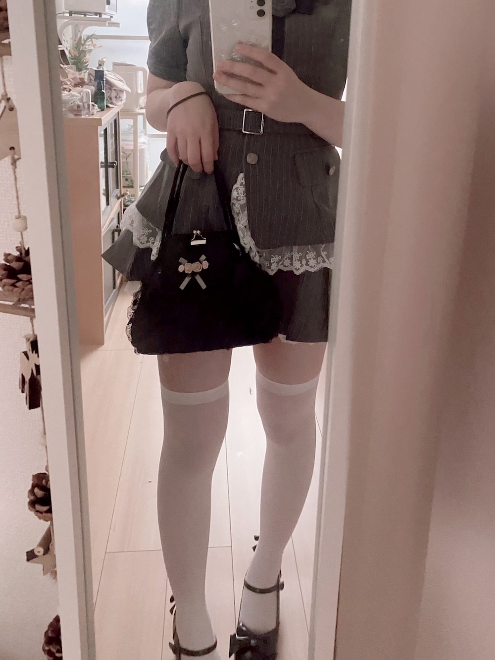 ブラック系のシューズ、ブラック系のバッグ、グレー系のジャケット/アウターを着用したレディースの夏コーディネートの2枚目の写真