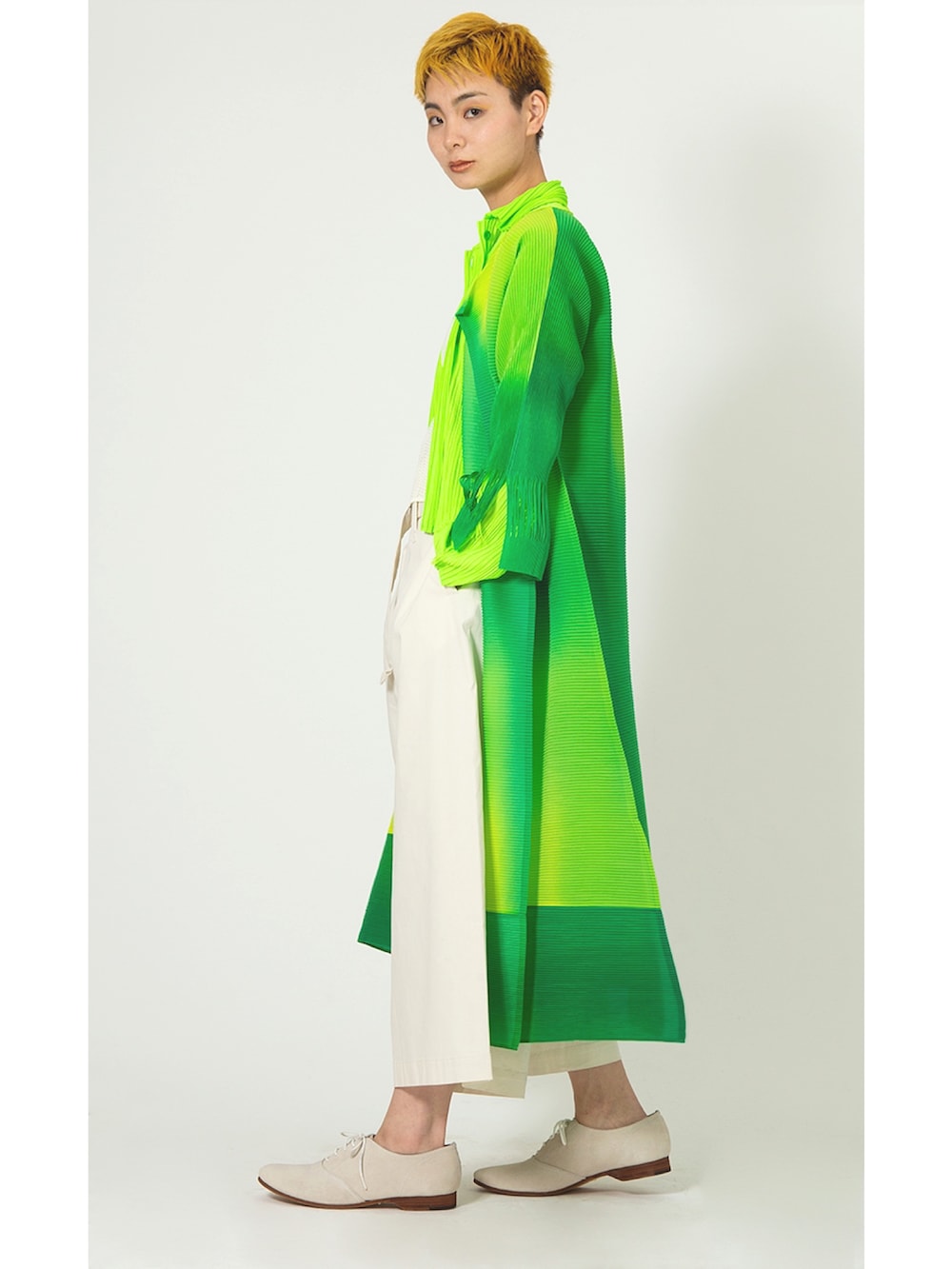 ホワイト系のパンツ、ホワイト系のタンクトップ、グリーン系のトップスを着用したレディースの夏コーディネートの2枚目の写真