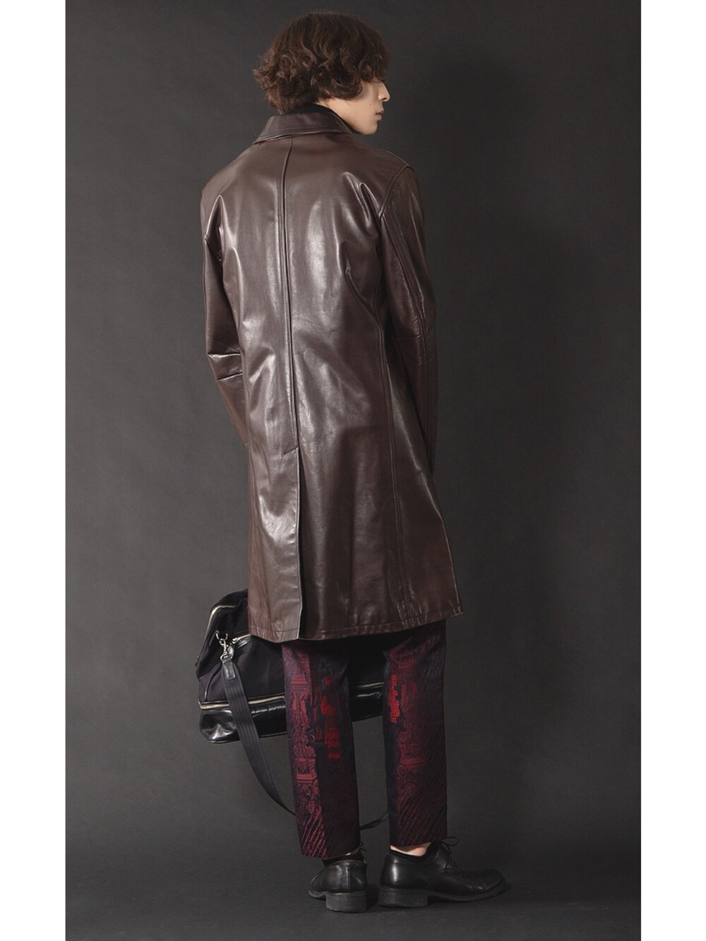 ブラウン系のジャケット/アウター、ブラック系のジャケット/アウター、ブラック系のトップスを着用したメンズの秋コーディネートの2枚目の写真