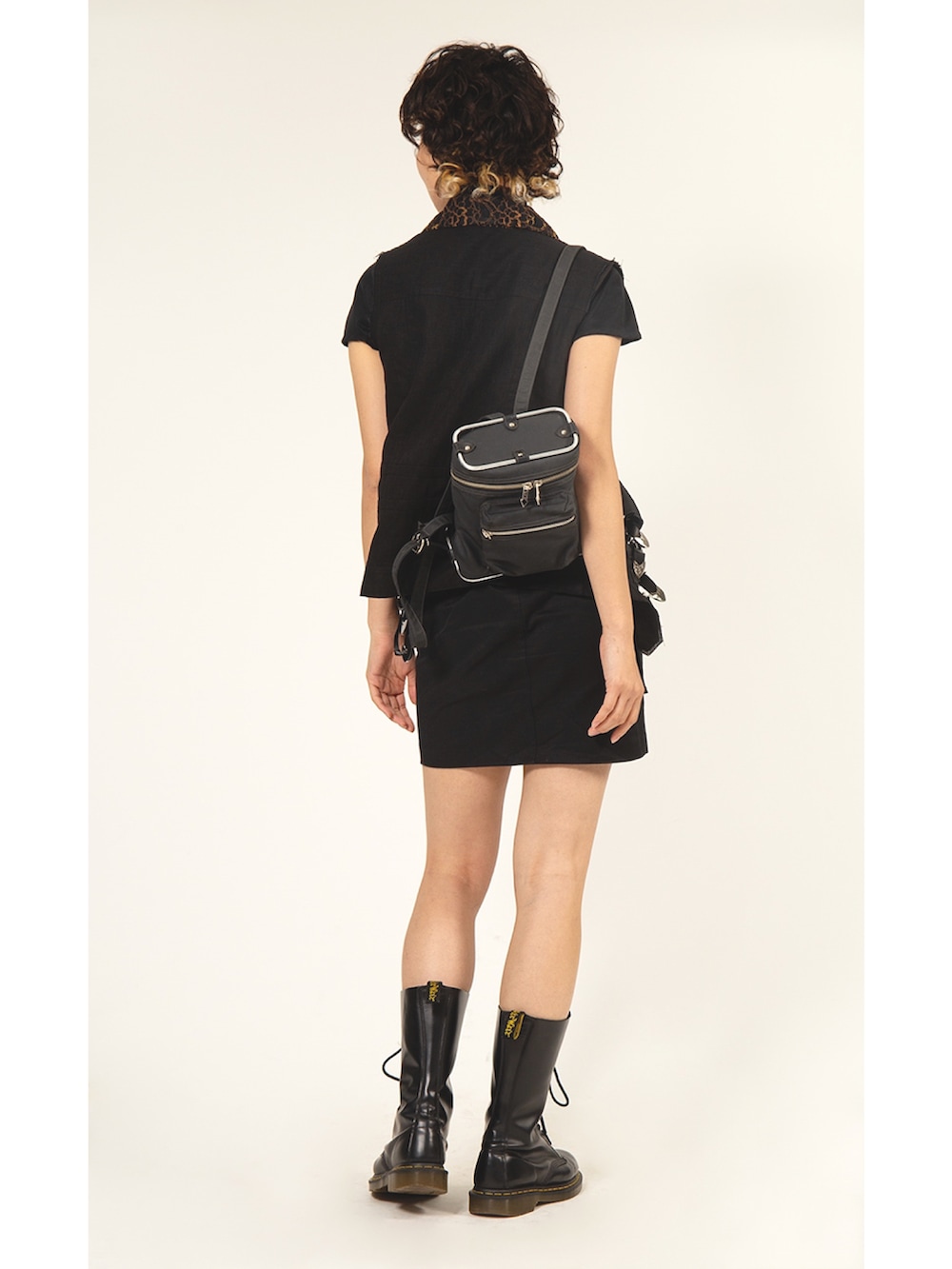 ブラック系のジャケット/アウター、ブラック系のトップス、ブラック系のバッグを着用したレディースの秋コーディネートの2枚目の写真