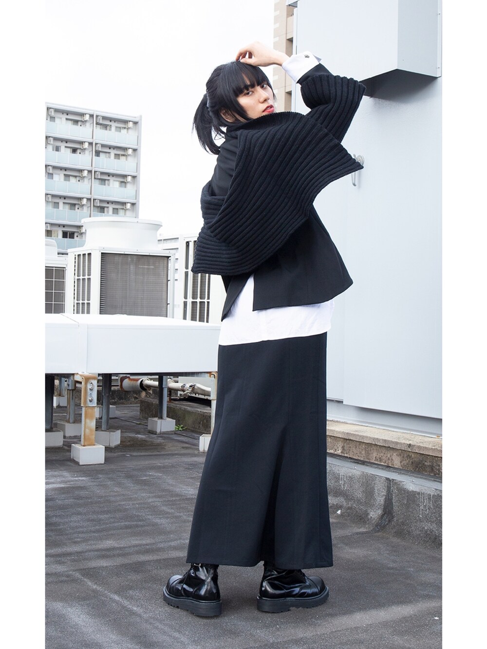 ブラック系のスカート、ホワイト系のシャツ/ブラウス、ブラック系のジャケット/アウターを着用したレディースの春コーディネートの2枚目の写真