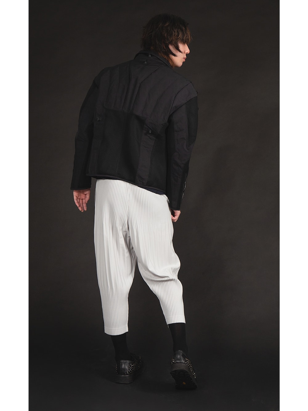 ブラック系のジャケット/アウター、ブルー系のトップス、グレー系のパンツを着用したメンズの春コーディネートの2枚目の写真