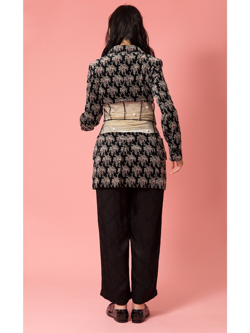 ブラック系のジャケット/アウター、ベージュ系のトップス、ブラック系のパンツを着用したレディースの秋コーディネートの2枚目の写真