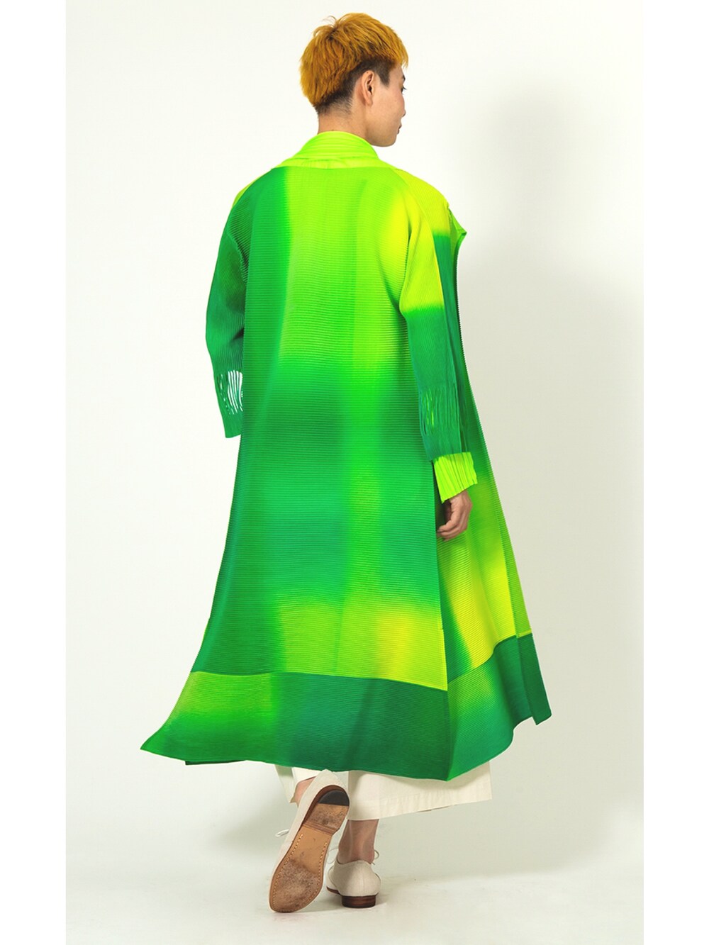 ホワイト系のパンツ、ホワイト系のタンクトップ、グリーン系のトップスを着用したレディースの夏コーディネートの3枚目の写真