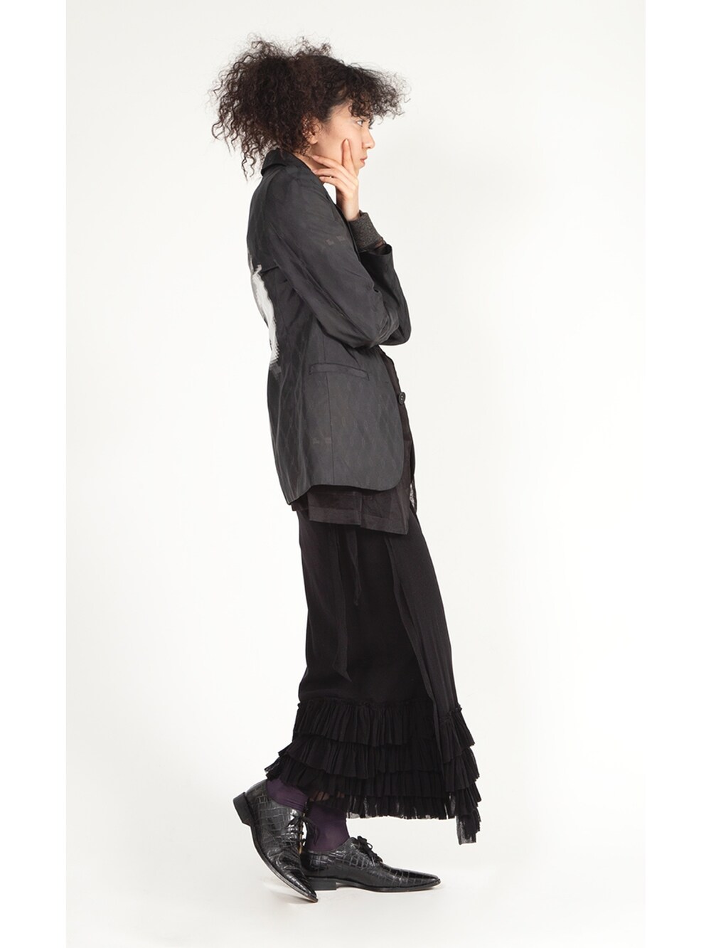 ブラック系のシャツ/ブラウス、ブラック系のスカート、ブラック系のジャケット/アウターを着用したレディースの春コーディネートの2枚目の写真