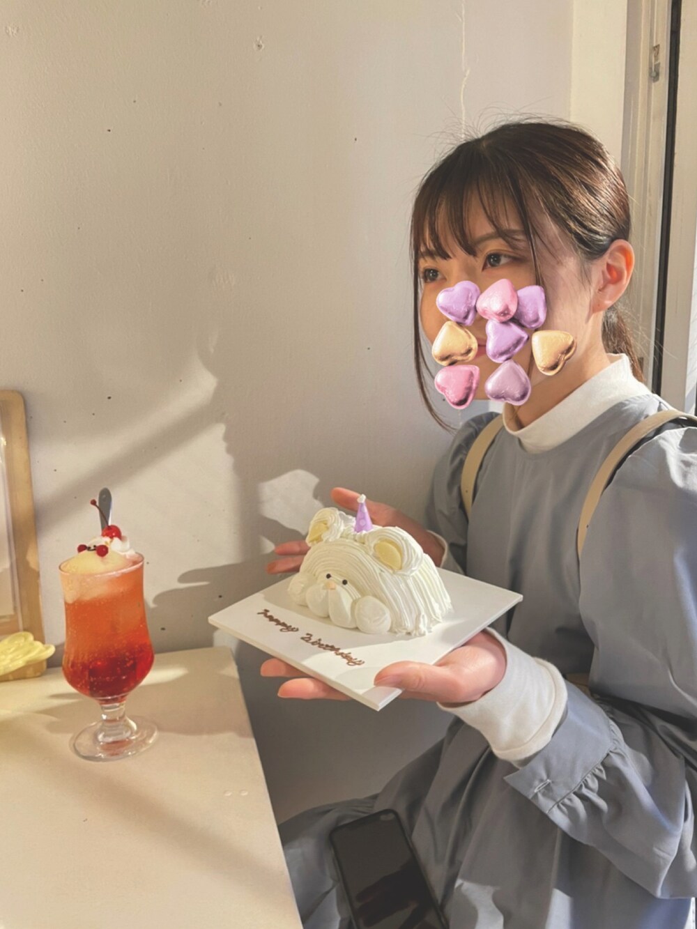 ブルー系のワンピース、ホワイト系のTシャツ/カットソー、ベージュ系のベルトを着用したレディースの春コーディネートの2枚目の写真