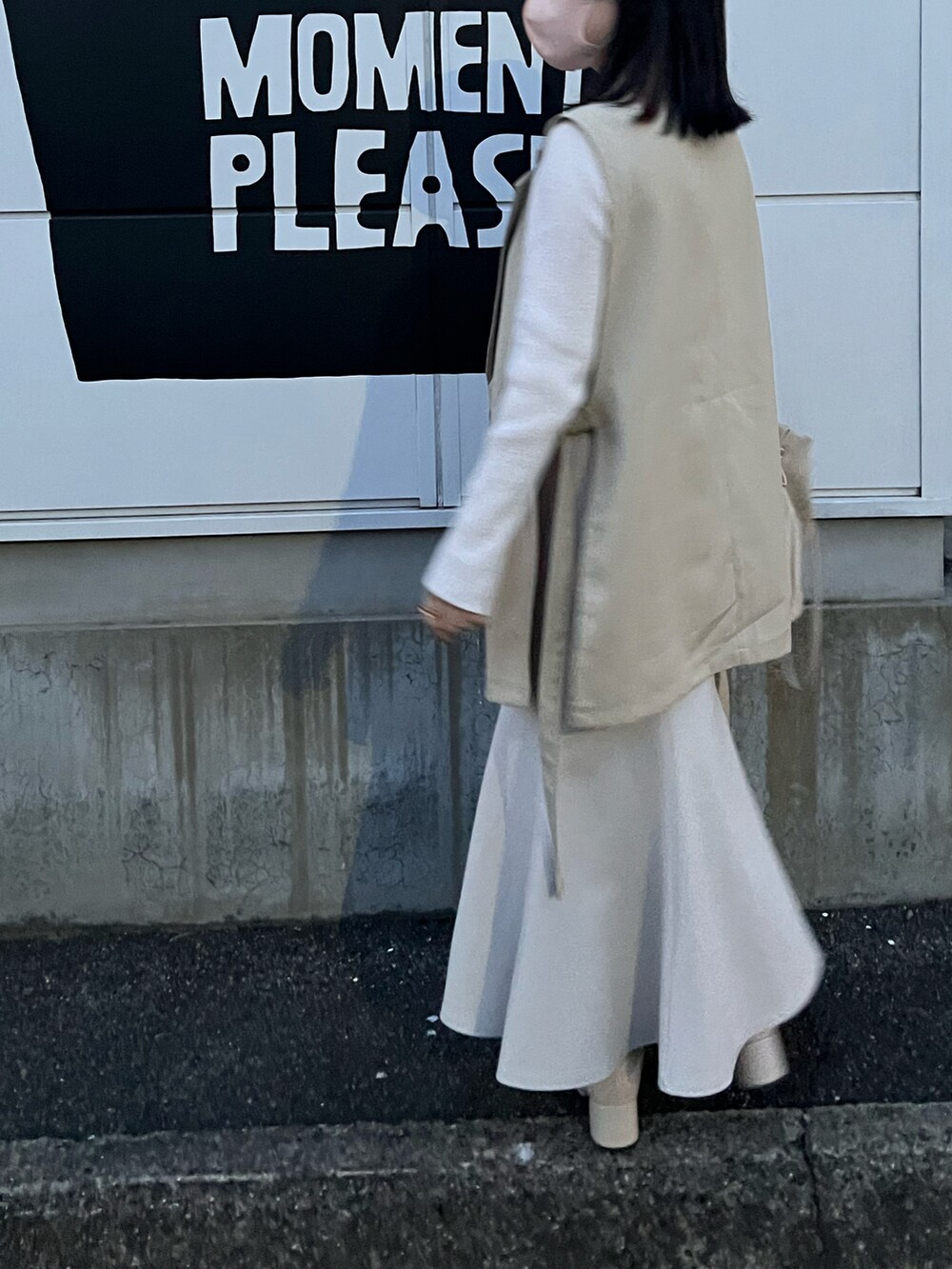 ベージュ系のテーラードジャケット、ホワイト系のスカート、ホワイト系のブーツを着用したレディースの春コーディネートの3枚目の写真