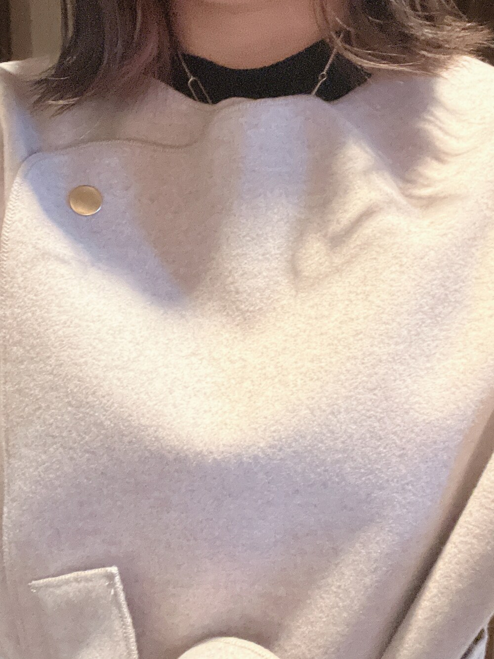 ホワイト系のベスト、ブラック系のワンピース、ブラック系のTシャツ/カットソーを着用したレディースの冬コーディネートの2枚目の写真