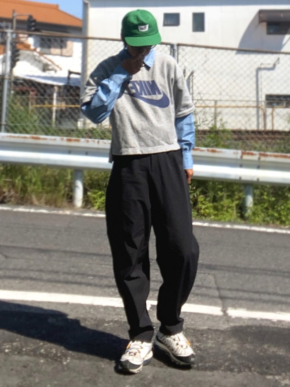 「お出かけコーデ日記、ゆるコーデ、キャップ、シャツスタイル、レイヤードスタイル、半袖スウェット、スニーカー、メンズライク、古着、カジュアルコーデ、パンツスタイル、いいね、save、フォローお願いします🤑、楽チンコーデ、今日のコーデ、大人カジュアル」｜「BRIXTONのブリクストン スナップバックキャップ STITH グリーン BRIXTON（キャップ、グリーン系）」を使った、yukinoさん（レディース・164cm）の春コーディネートの2枚目の写真