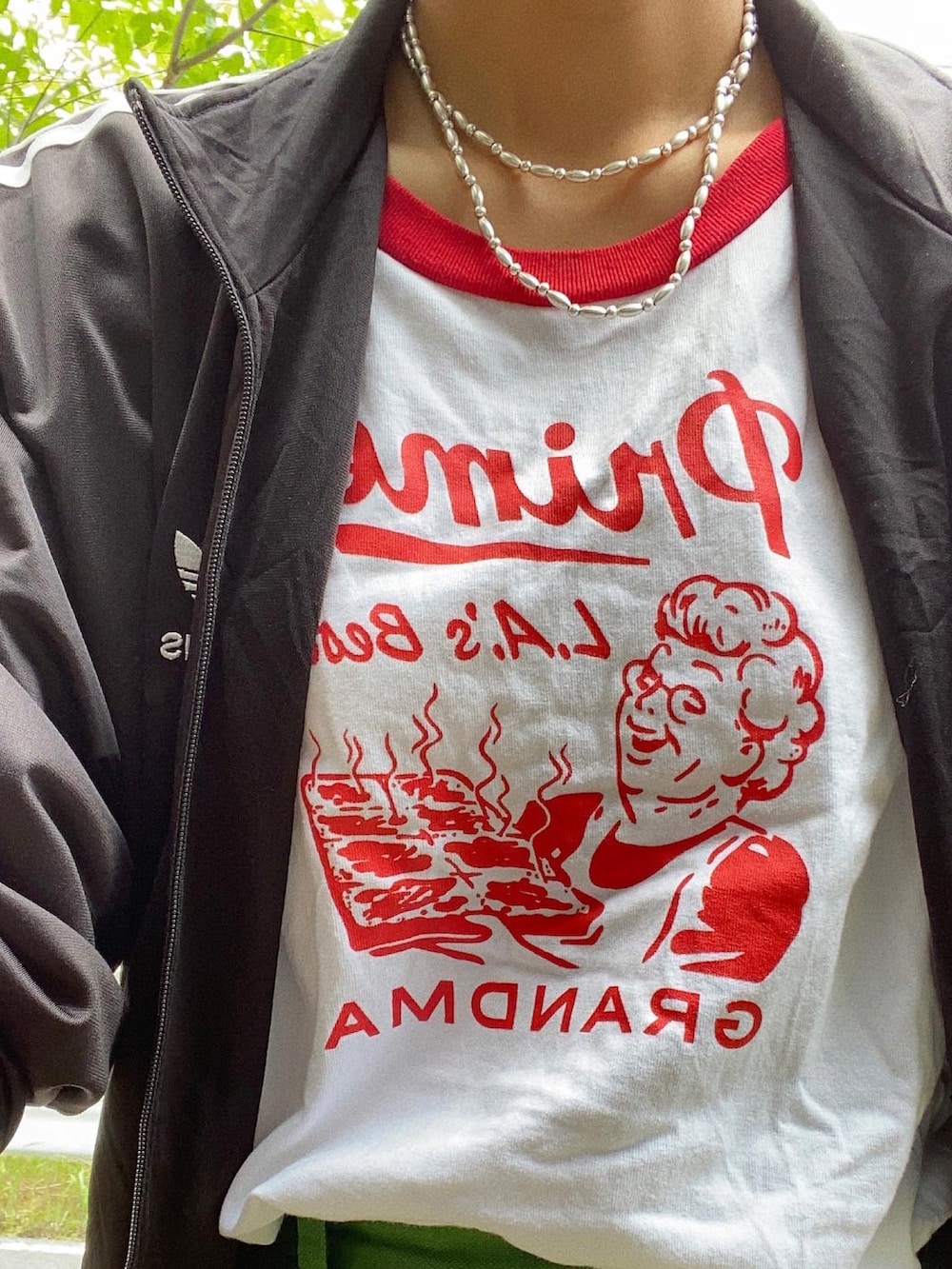 ブラック系のジャージ、ホワイト系のTシャツ/カットソー、グリーン系のその他パンツを着用したレディースの春コーディネートの3枚目の写真