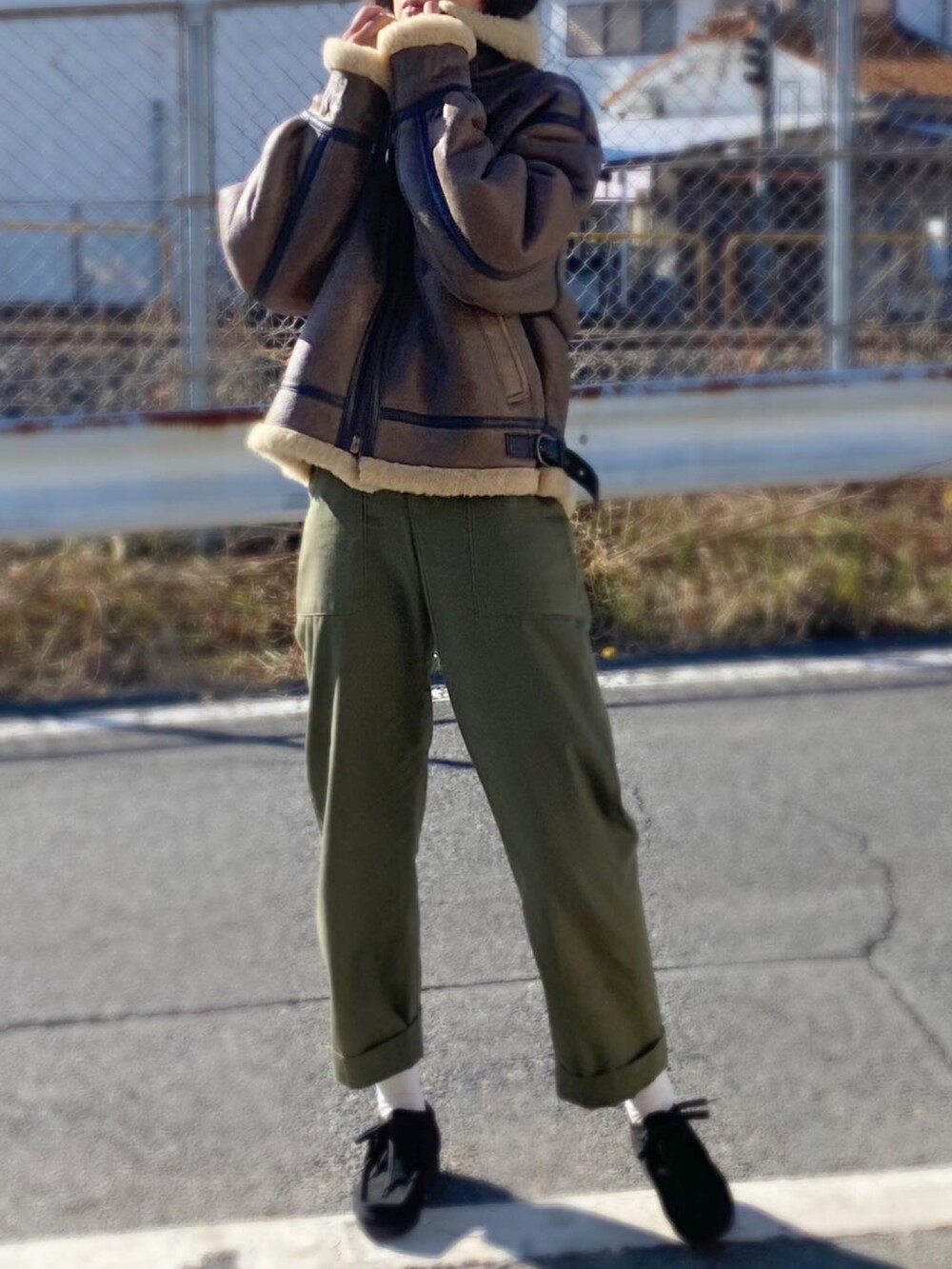 「クリスマスに着たい服、冬コーデ、メンズライク、古着、カーゴパンツ、軍パン、クラークス、シンプルコーデ、もこもこ、B3、フライトジャケット、ムートン、いいね、save、フォローお願いします🤑、オーバーサイズ、おしゃれさんと繋がりたい」｜「usedのアイテム（ムートンコート、ブラウン系）」を使った、yukinoさん（レディース・164cm）の冬コーディネートの2枚目の写真