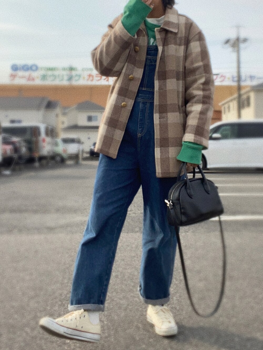 「シンプルコーデ、キャップ、チェック、サロペット、スウェット、コンバース、古着、グリーン、カジュアルコーデ、着回しコーデ、いいね、save、フォローお願いします🤑、オトナカジュアル、スニーカー、お洒落さんとつながりたい、ゆるコーデ」｜「BRIXTONのブリクストン スナップバックキャップ STITH グリーン BRIXTON（キャップ、グリーン系）」を使った、yukinoさん（レディース・164cm）の冬コーディネートの2枚目の写真