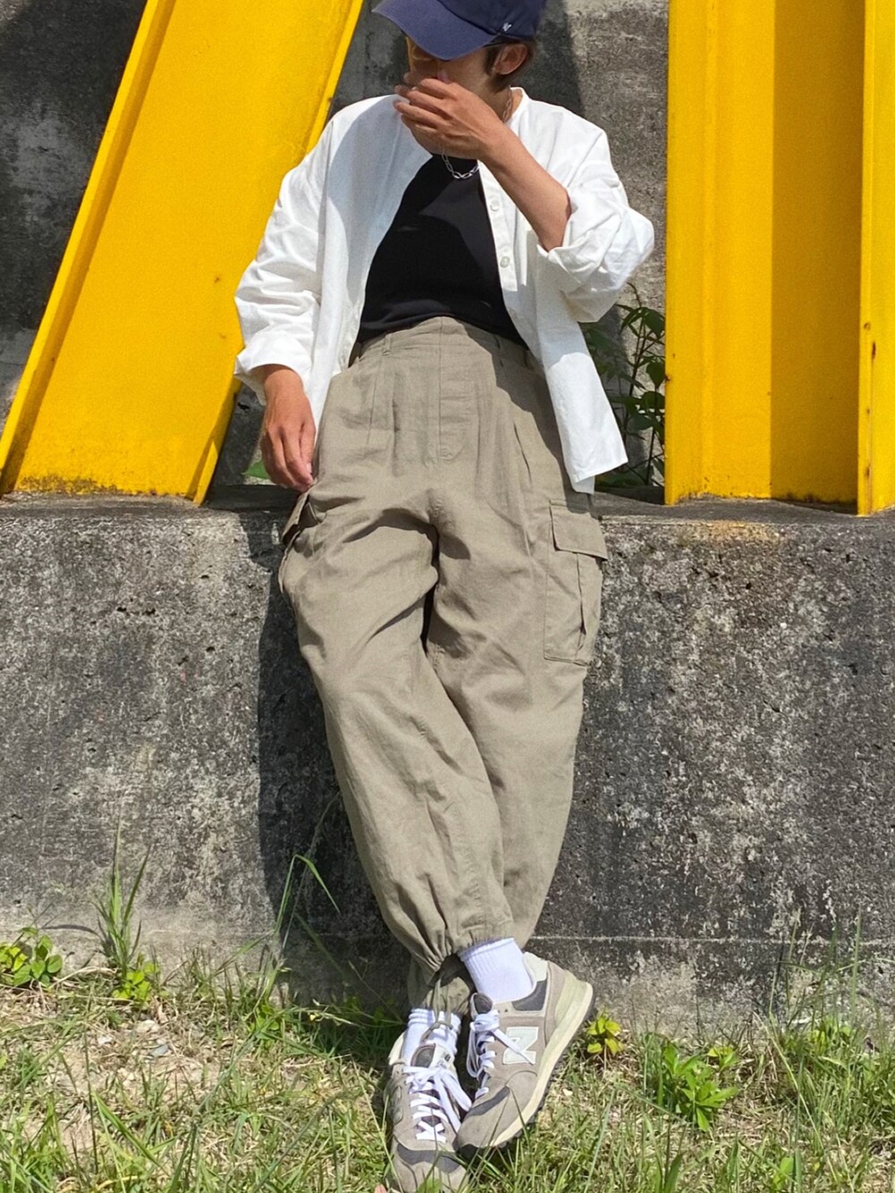 「シンプルコーデ、カジュアル、パンツスタイル、キャップ、シャツスタイル、カーゴパンツ、キャミソール、着回しコーデ、ママコーデ、いいね、save、フォローお願いします🤑、ラクチンコーデ、メンズライク、ゆるコーデ、スニーカー、古着MIX」｜「NEW ERAのアイテム（キャップ、ブルー系）」を使った、yukinoさん（レディース・164cm）の春コーディネートの2枚目の写真