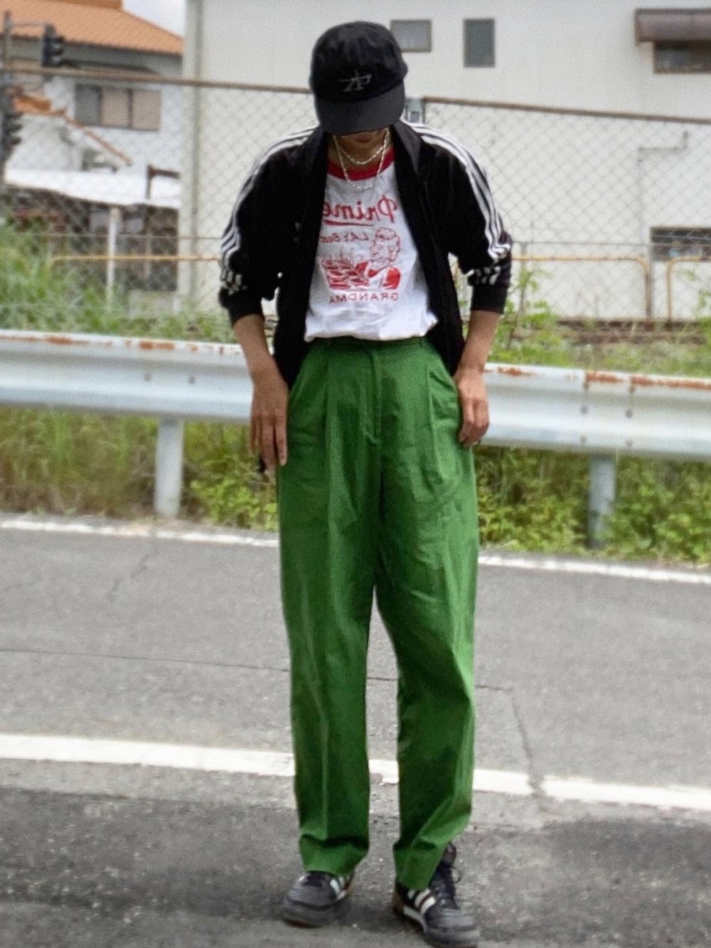 ブラック系のジャージ、ホワイト系のTシャツ/カットソー、グリーン系のその他パンツを着用したレディースの春コーディネートの2枚目の写真