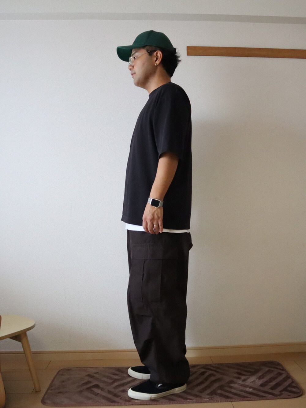 ホワイト系のTシャツ/カットソー、ブラウン系のカーゴパンツ、ブラック系のスニーカーを着用したメンズの夏コーディネートの2枚目の写真