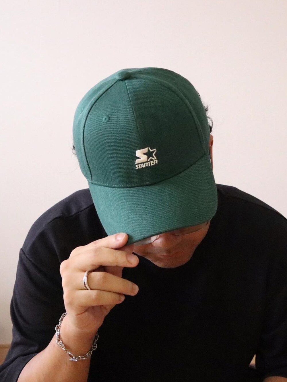 ホワイト系のTシャツ/カットソー、ブラウン系のカーゴパンツ、ブラック系のスニーカーを着用したメンズの夏コーディネートの4枚目の写真