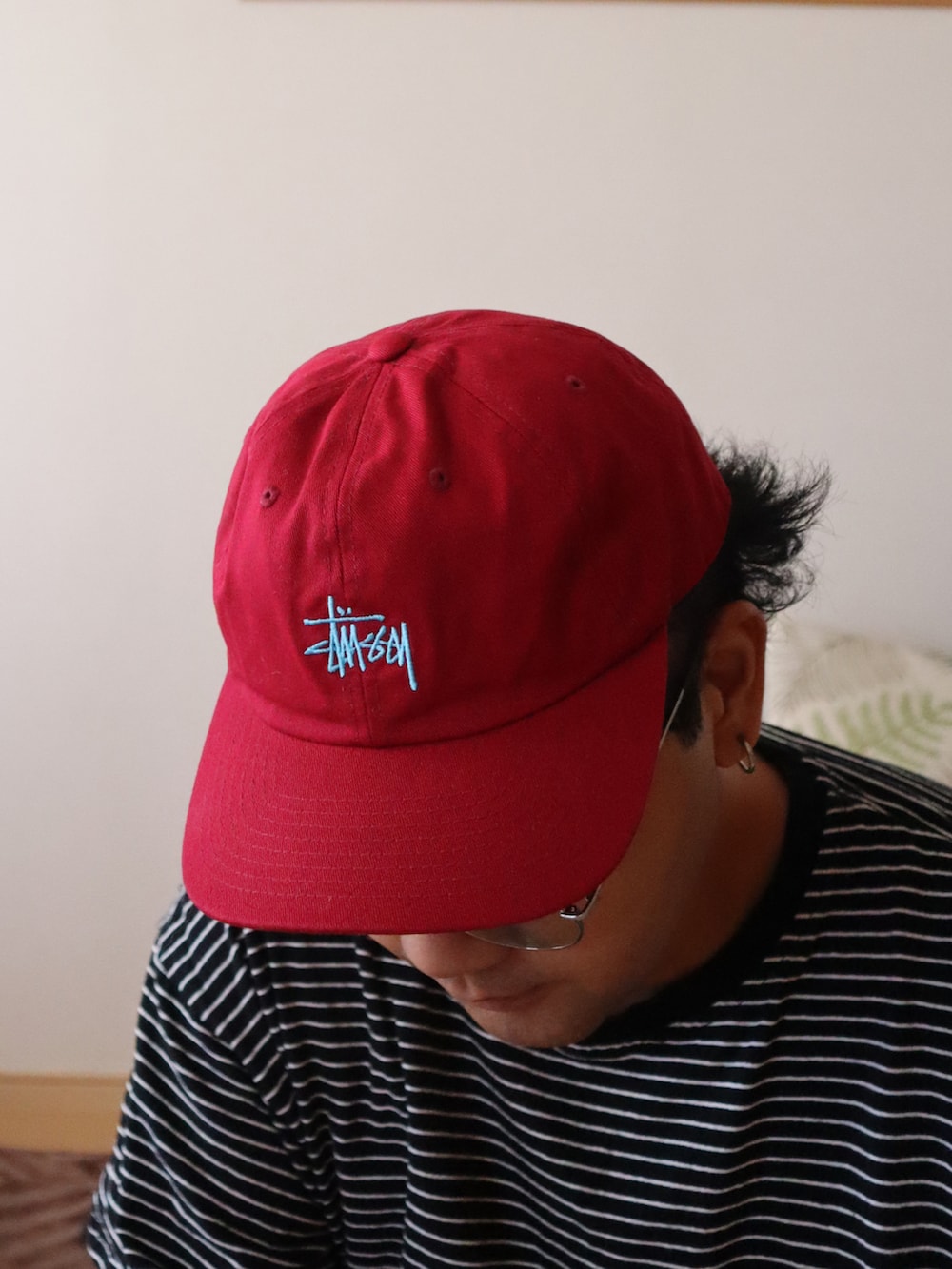 ブルー系のデニムパンツ、ブラック系のサンダル、ブラック系のTシャツ/カットソーを着用したメンズの夏コーディネートの2枚目の写真