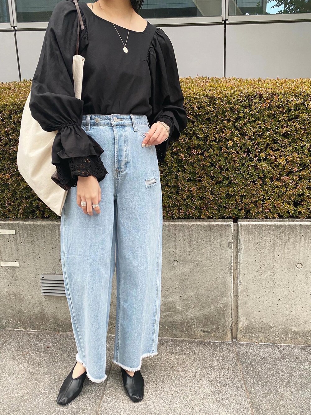 ブルー系のデニムパンツ、ブラック系のパンプス、ブラック系のシャツ/ブラウスを着用したレディースの冬コーディネートの2枚目の写真
