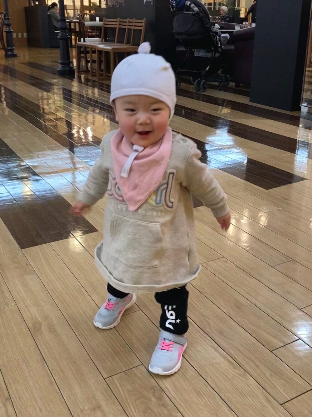 グレー系のスニーカー、ベージュ系のアンサンブル、パープル系のニットキャップ/ビーニーを着用したキッズの冬コーディネートの2枚目の写真