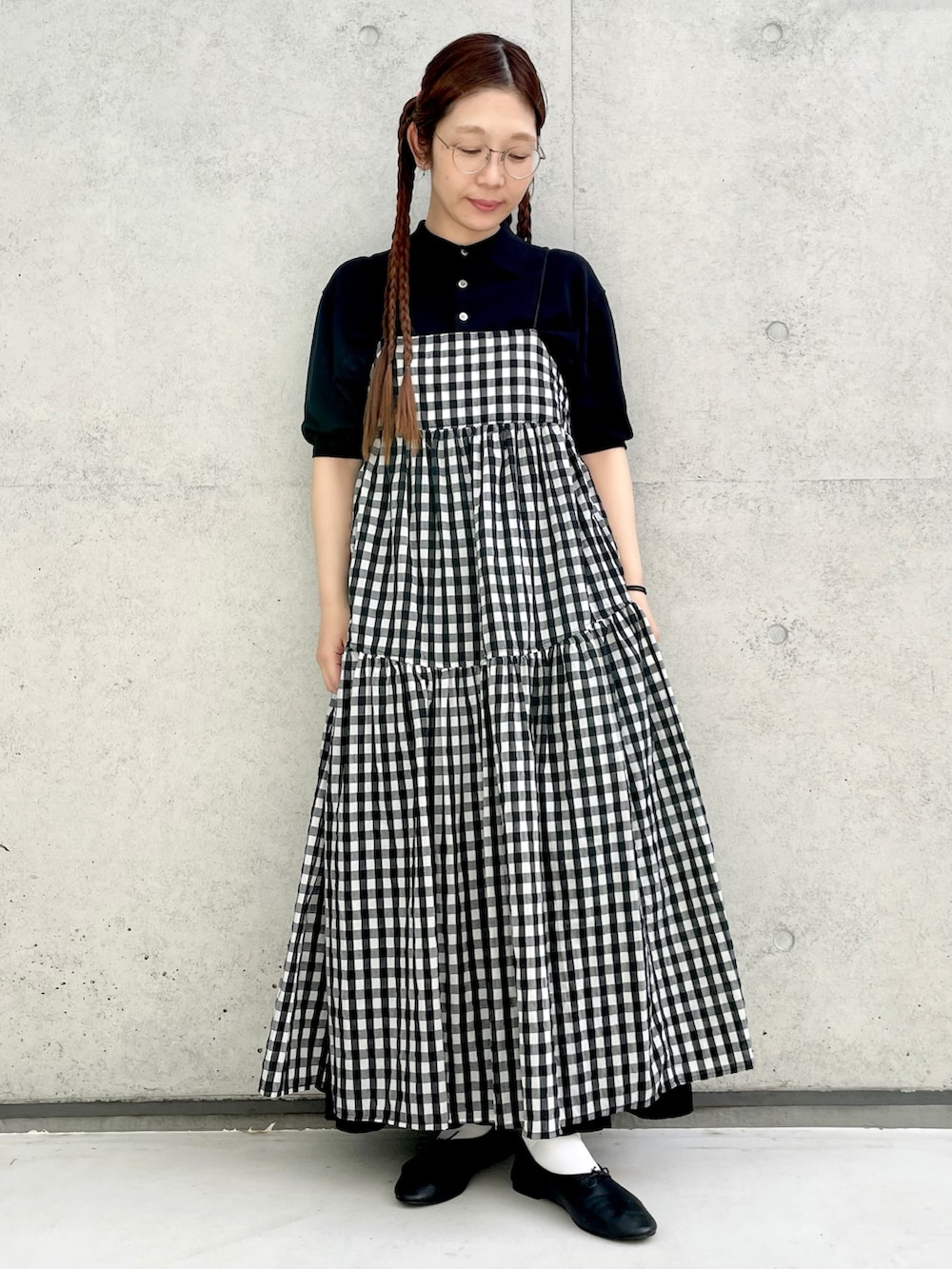 ブラック系のポロシャツ、ブラック系のワンピース/ドレス、ブラック系のバレエシューズを着用したレディースの春コーディネートの2枚目の写真