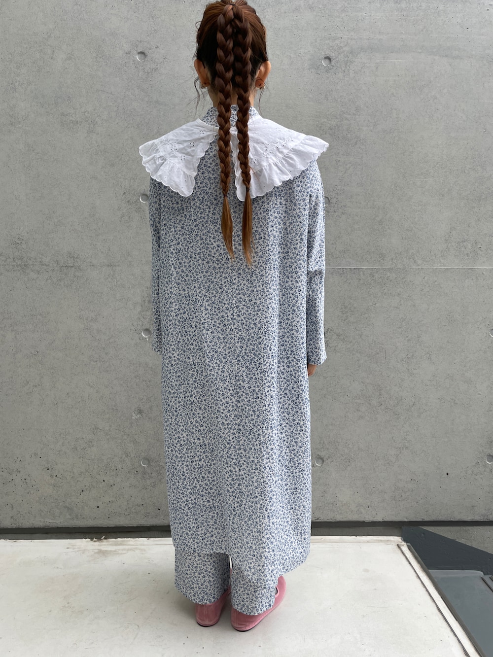 ブルー系のシャツワンピース、ブルー系のその他パンツ、ピンク系のスリッポンを着用したレディースの春コーディネートの2枚目の写真