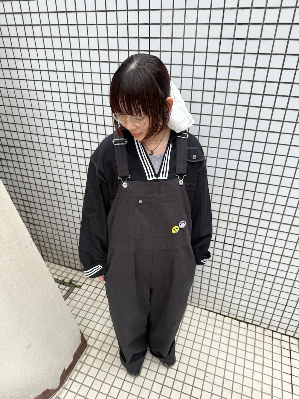 ブラック系のサロペット/オーバーオール、ホワイト系のシュシュを着用したレディースの夏コーディネートの4枚目の写真