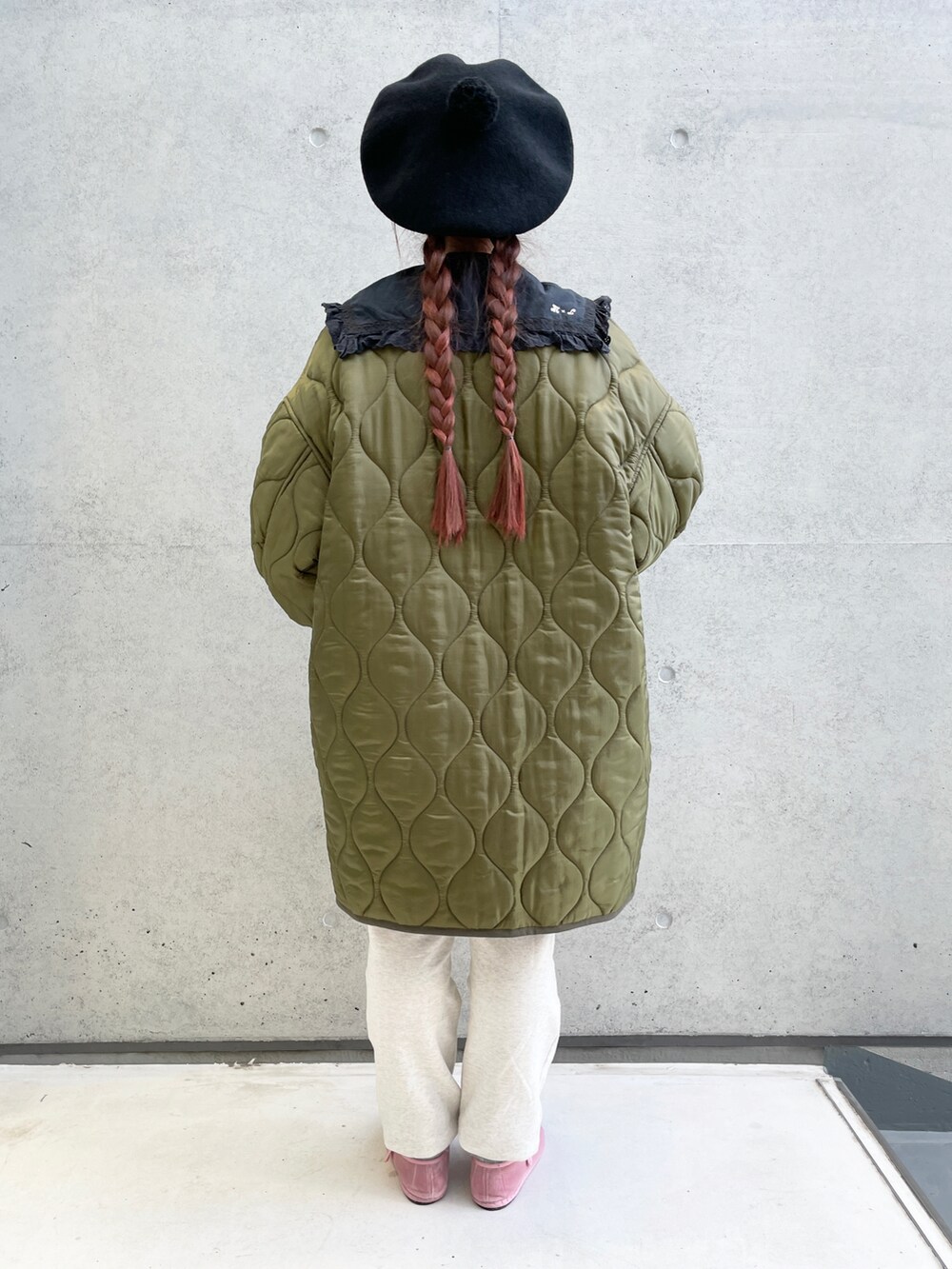 ブラック系のシャツ/ブラウス、グリーン系のノーカラーコート、グレー系のスウェットパンツを着用したレディースの冬コーディネートの5枚目の写真