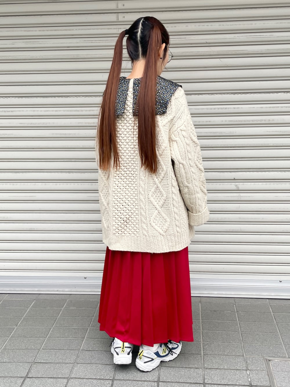 ブルー系のシャツ/ブラウス、レッド系のスカートを着用したレディースの秋コーディネートの3枚目の写真