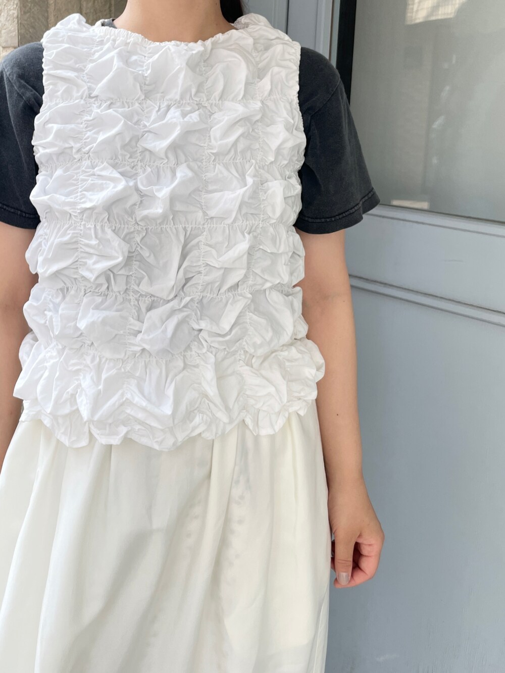 ホワイト系のシャツ/ブラウス、ホワイト系のスカート、ブルー系のその他パンツを着用したレディースの夏コーディネートの3枚目の写真