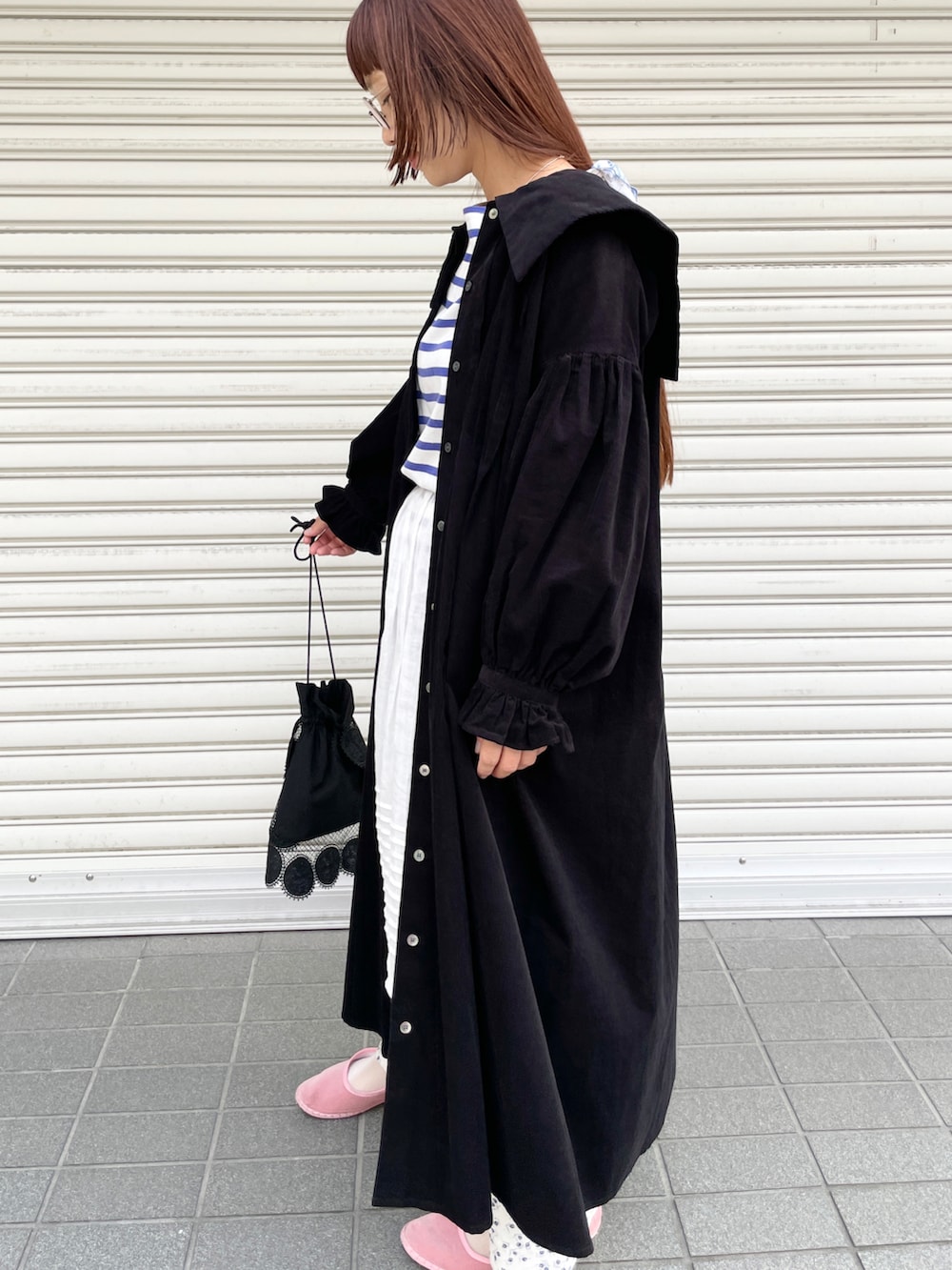 ブラック系のワンピース、ホワイト系のスカート、ブルー系のその他パンツを着用したレディースの秋コーディネートの2枚目の写真