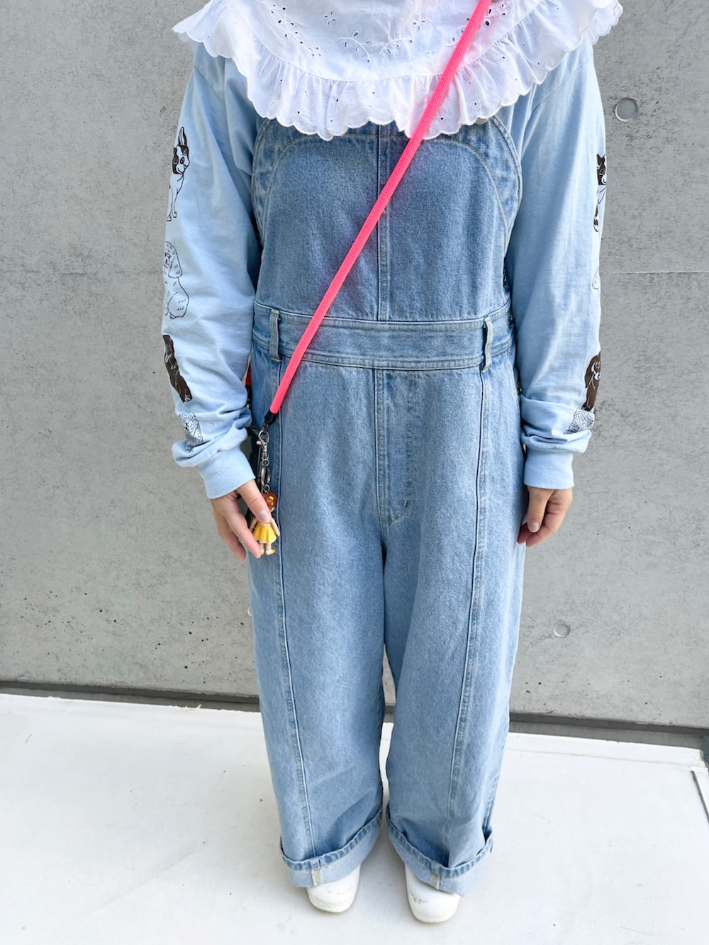 ブルー系のTシャツ/カットソー、ブルー系のサロペット/オーバーオール、ホワイト系のサンダルを着用したレディースの春コーディネートの2枚目の写真