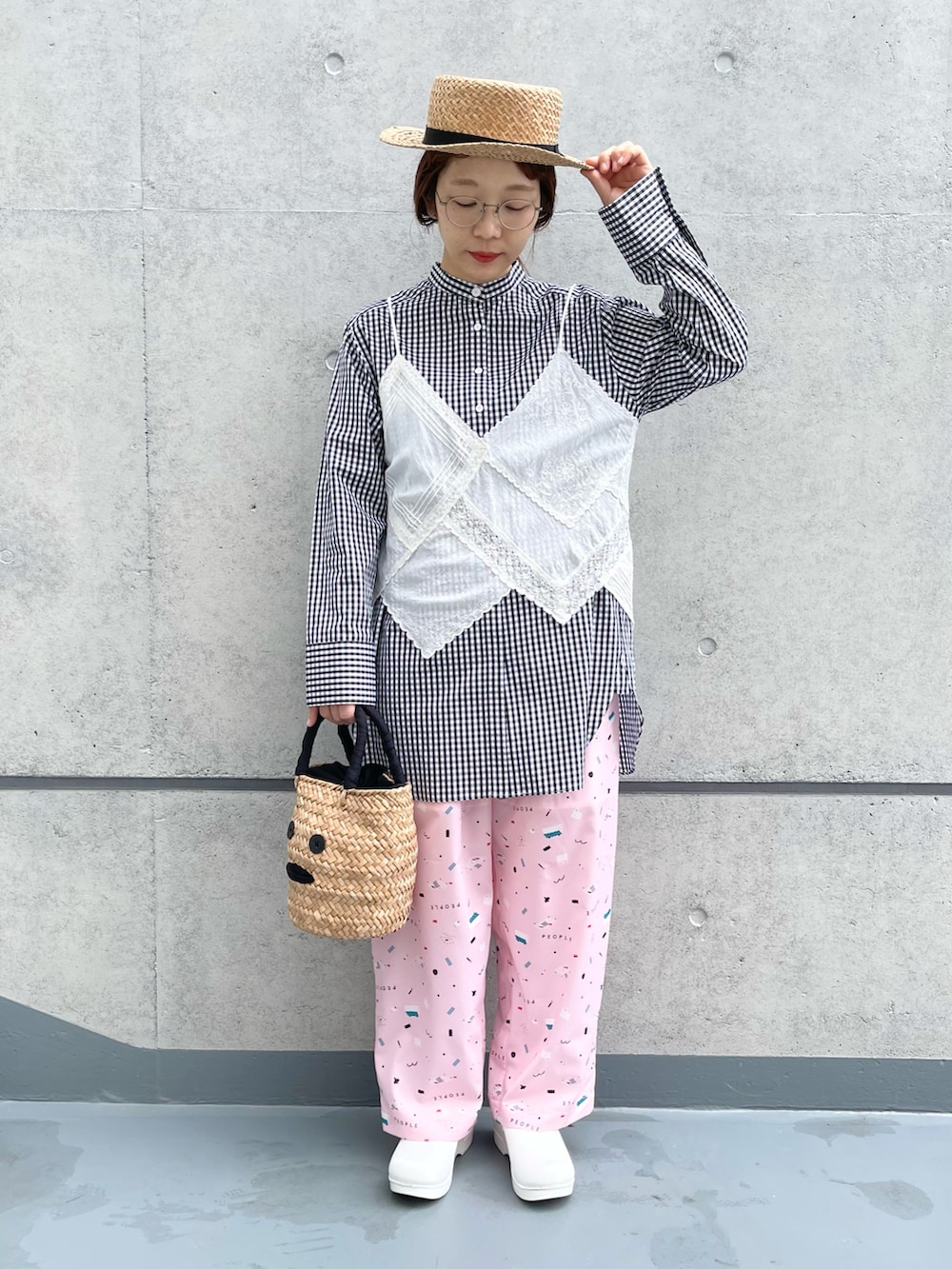 ブラック系のシャツ/ブラウス、ホワイト系のシャツ/ブラウス、ベージュ系のかごバッグを着用したレディースの春コーディネートの2枚目の写真